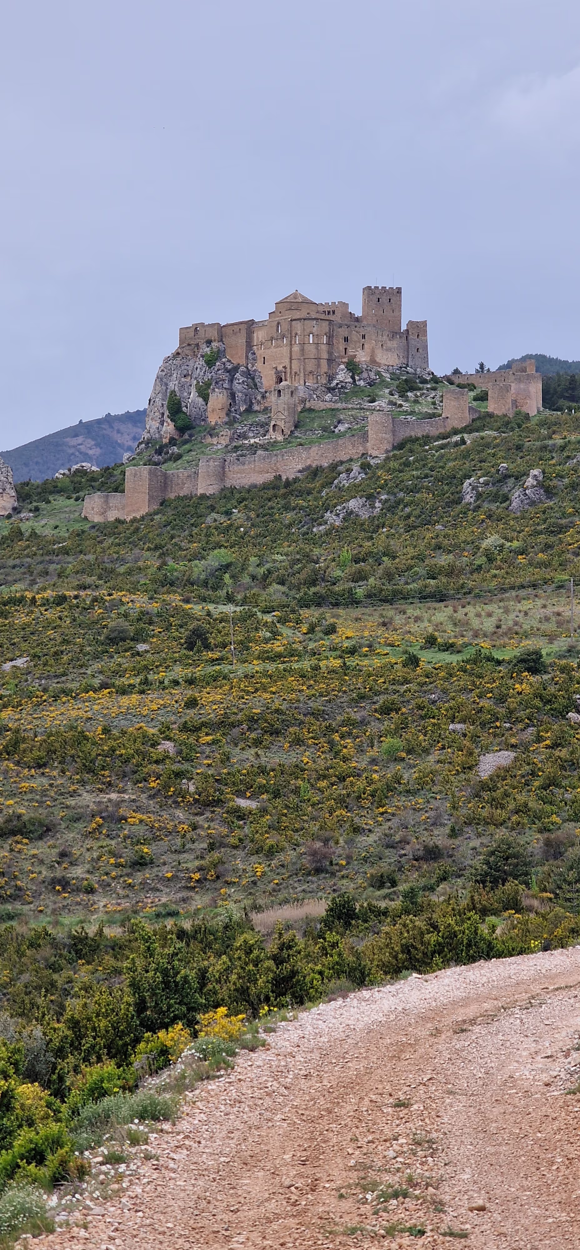 Piste de terre menant au château de Loarre perché sur sa colline