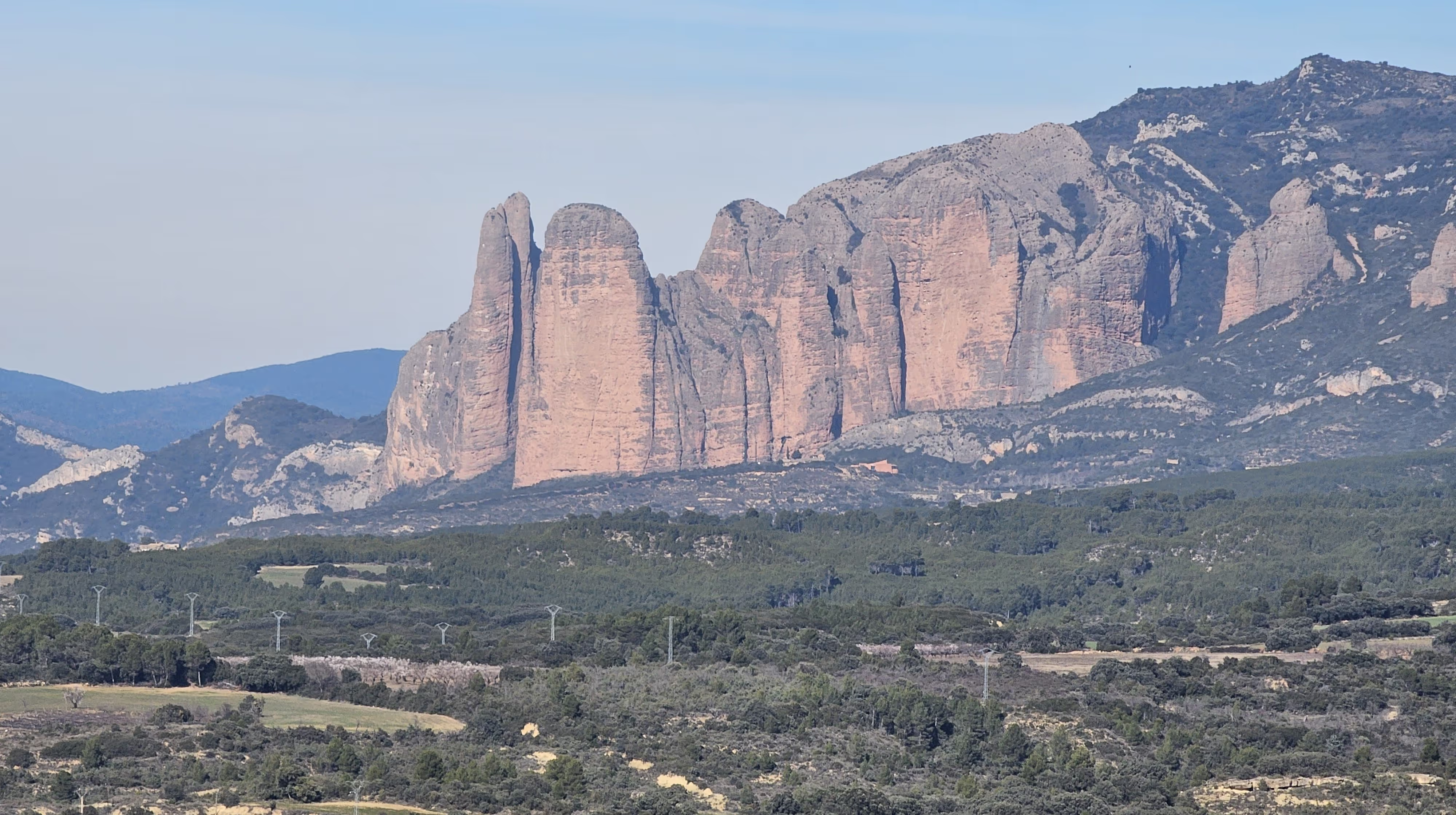 Mallos de Riglos, falaises de conglomérat rouge dominant la plaine