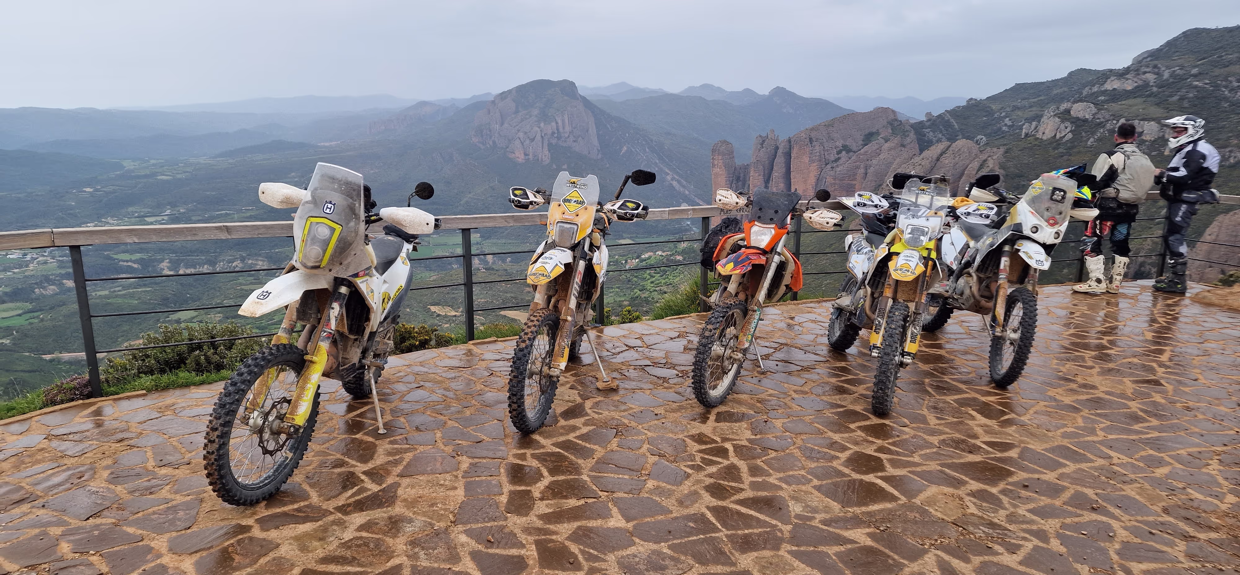 Motos trail alignées sur un belvédère face aux Mallos de Riglos