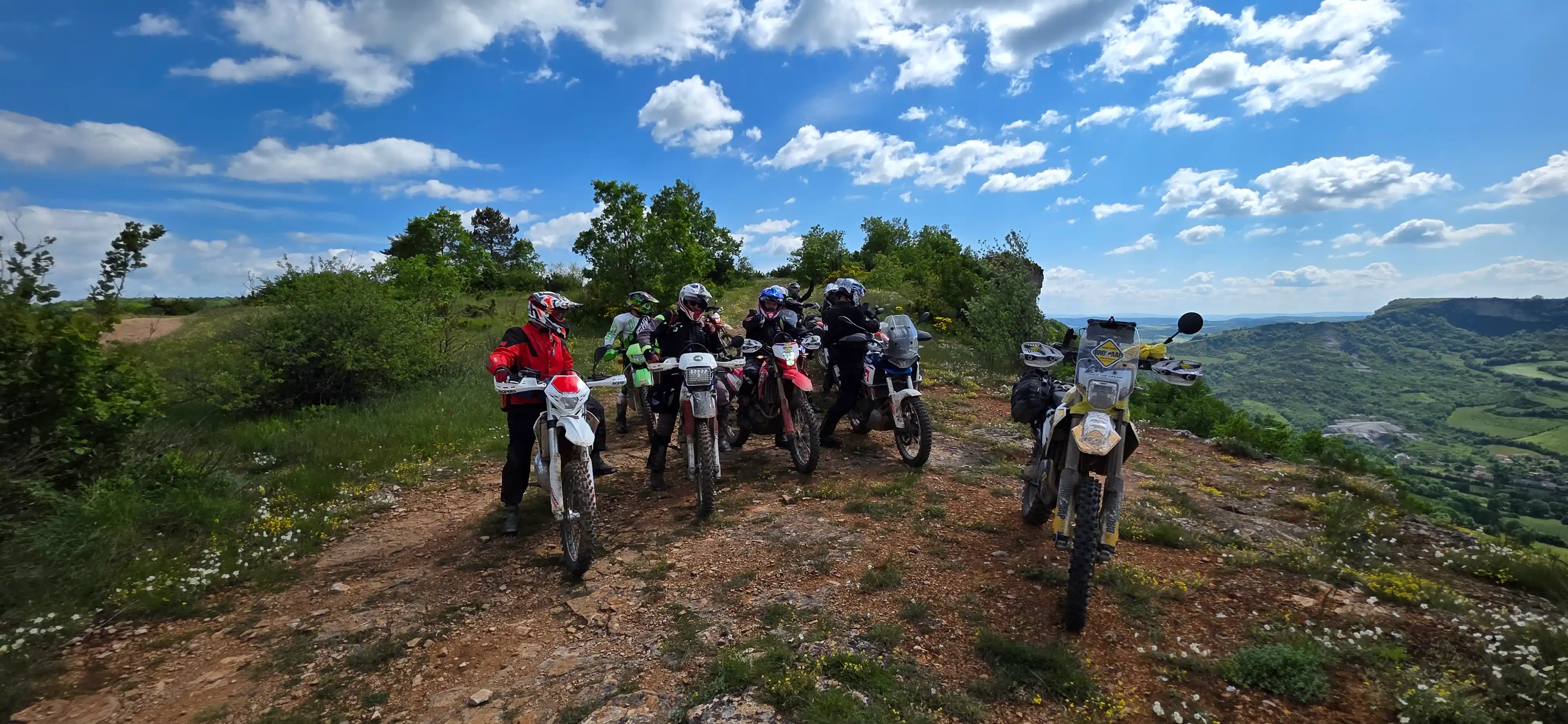 Groupe de motards en moto d’enduro sur un sentier caillouteux