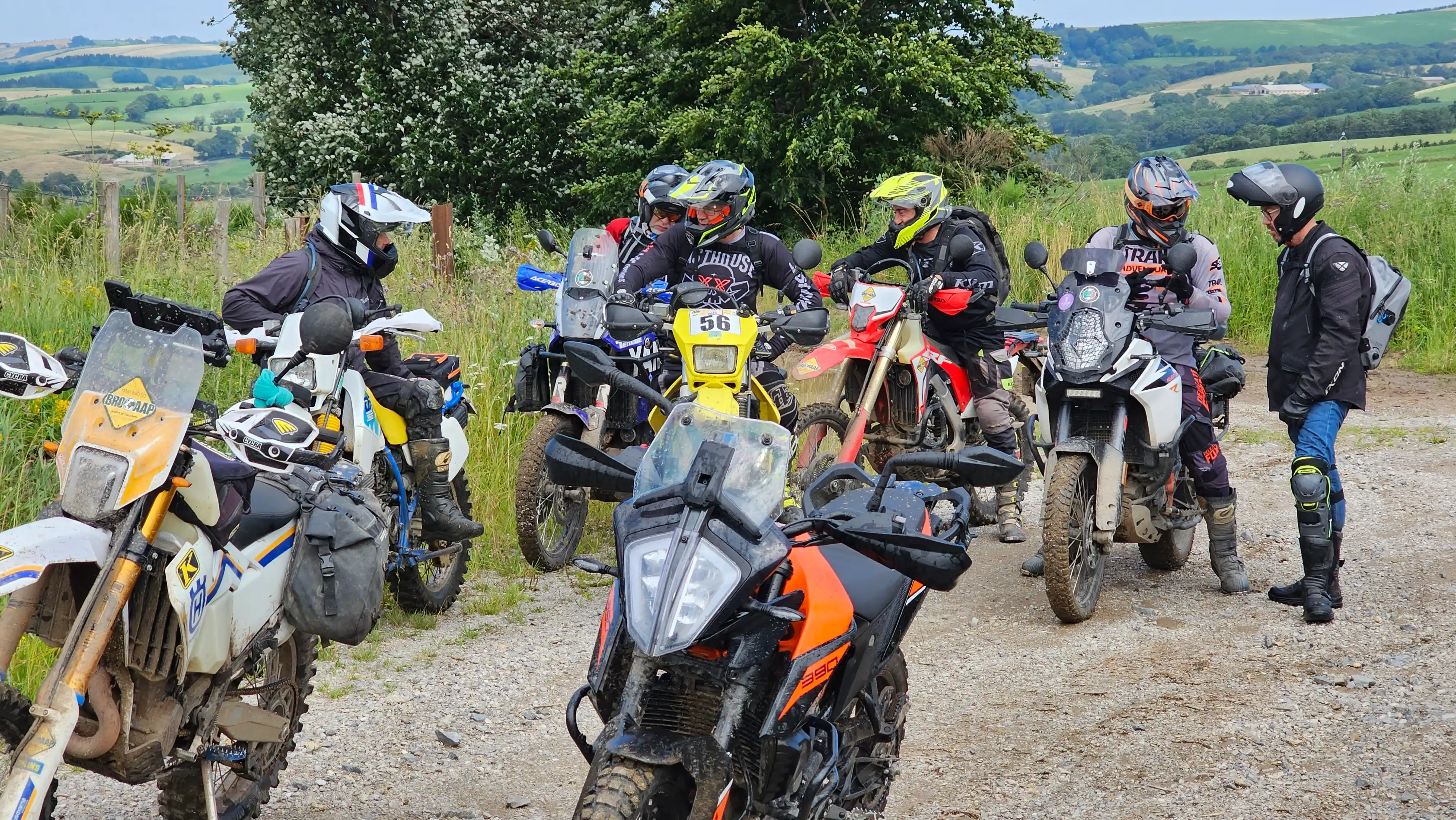 Groupe de motards trail à l’arrêt sur une piste en Occitanie
