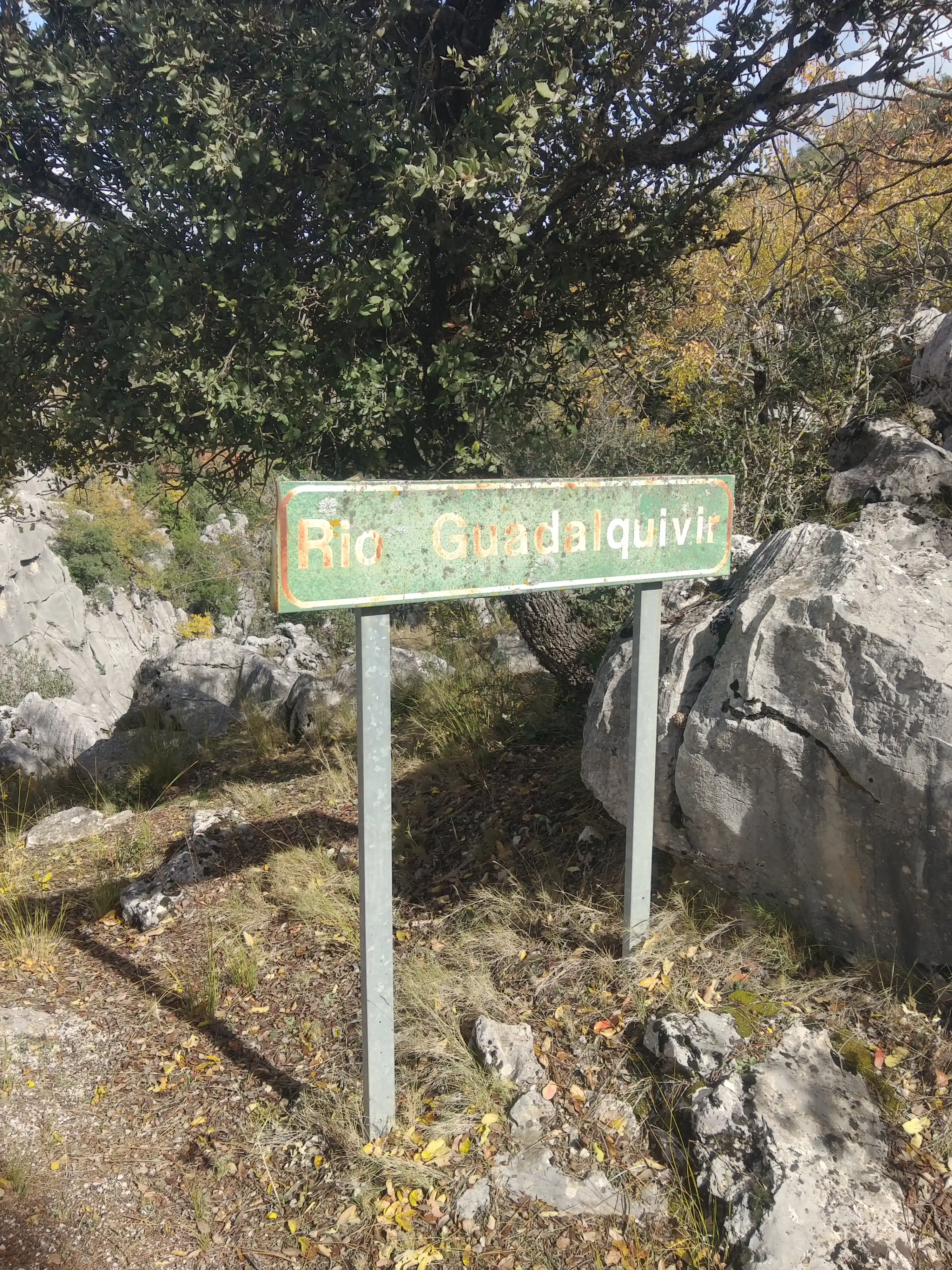 Panneau du río Guadalquivir entre des rochers calcaires