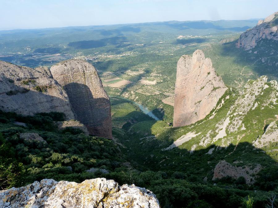 Vue plongeante sur les Mallos de Riglos et la plaine