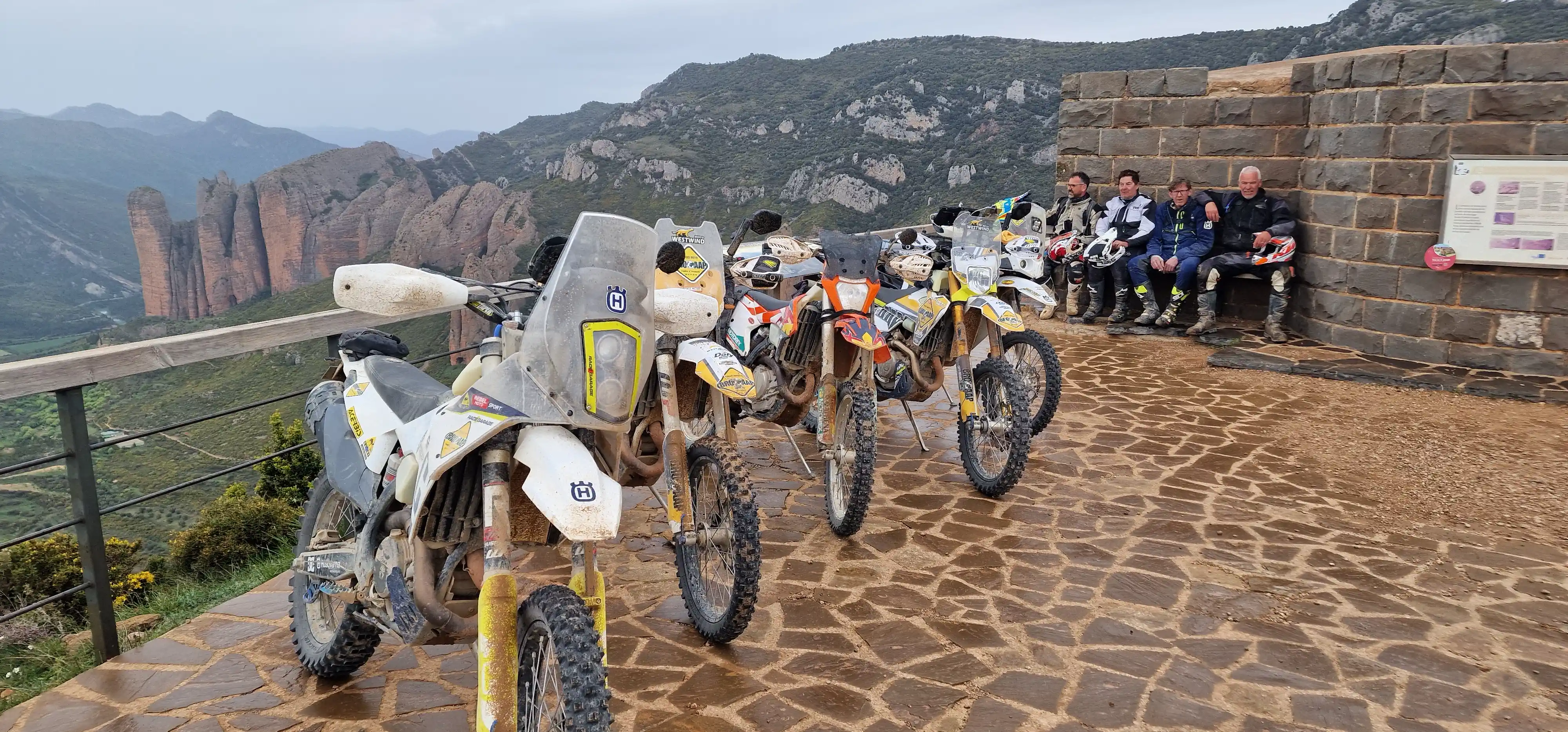 Motos trail garées sur un belvédère face aux Mallos de Riglos