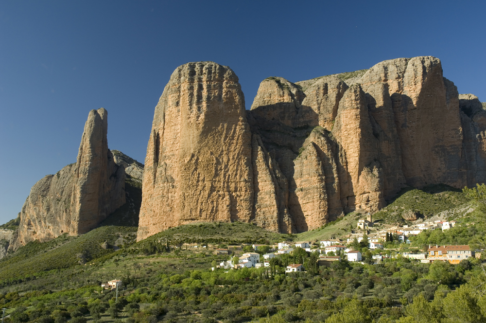Mallos de Riglos dominant le village au pied des falaises