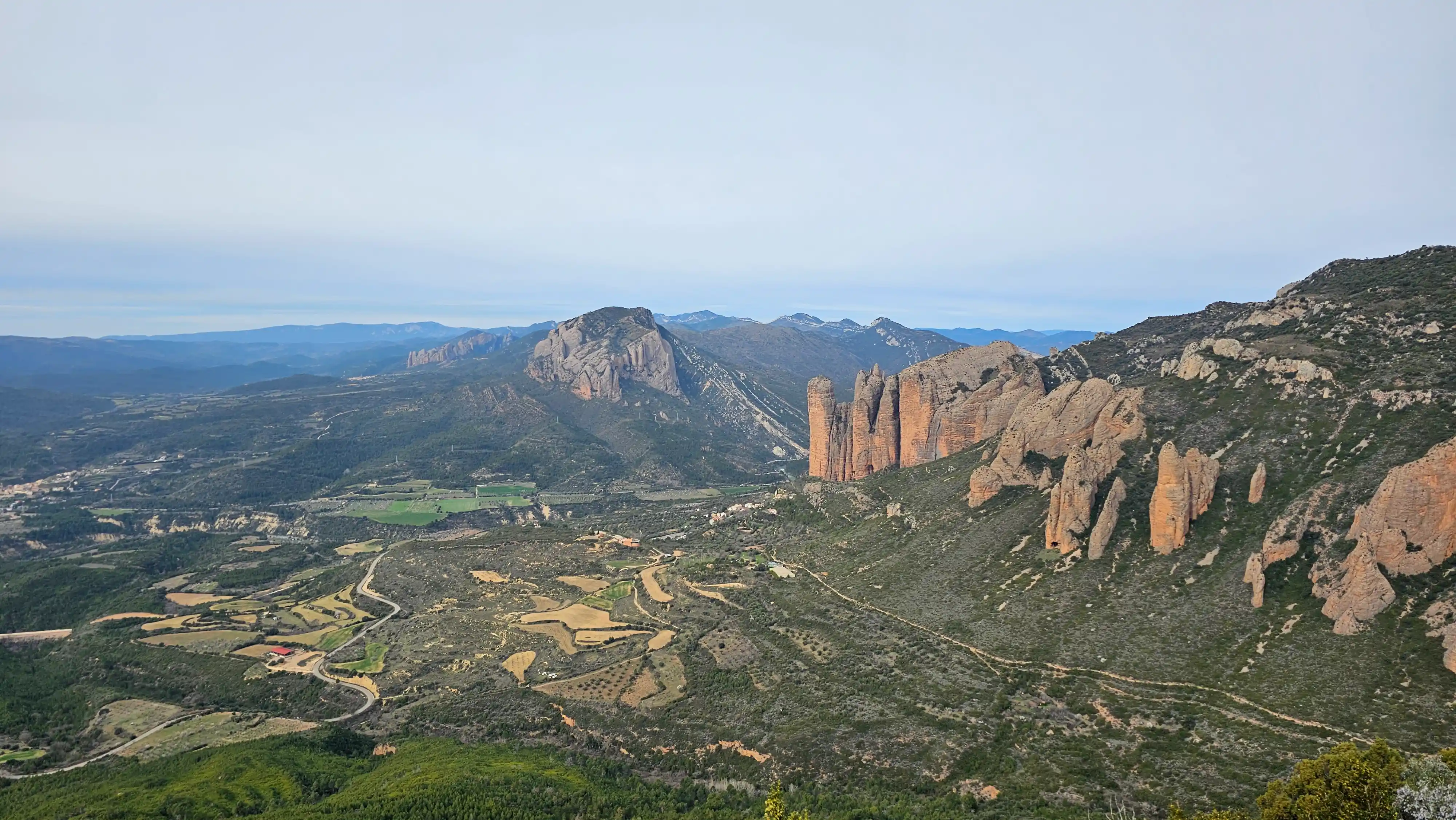 Panorama sur les Mallos de Riglos et la vallée en contrebas