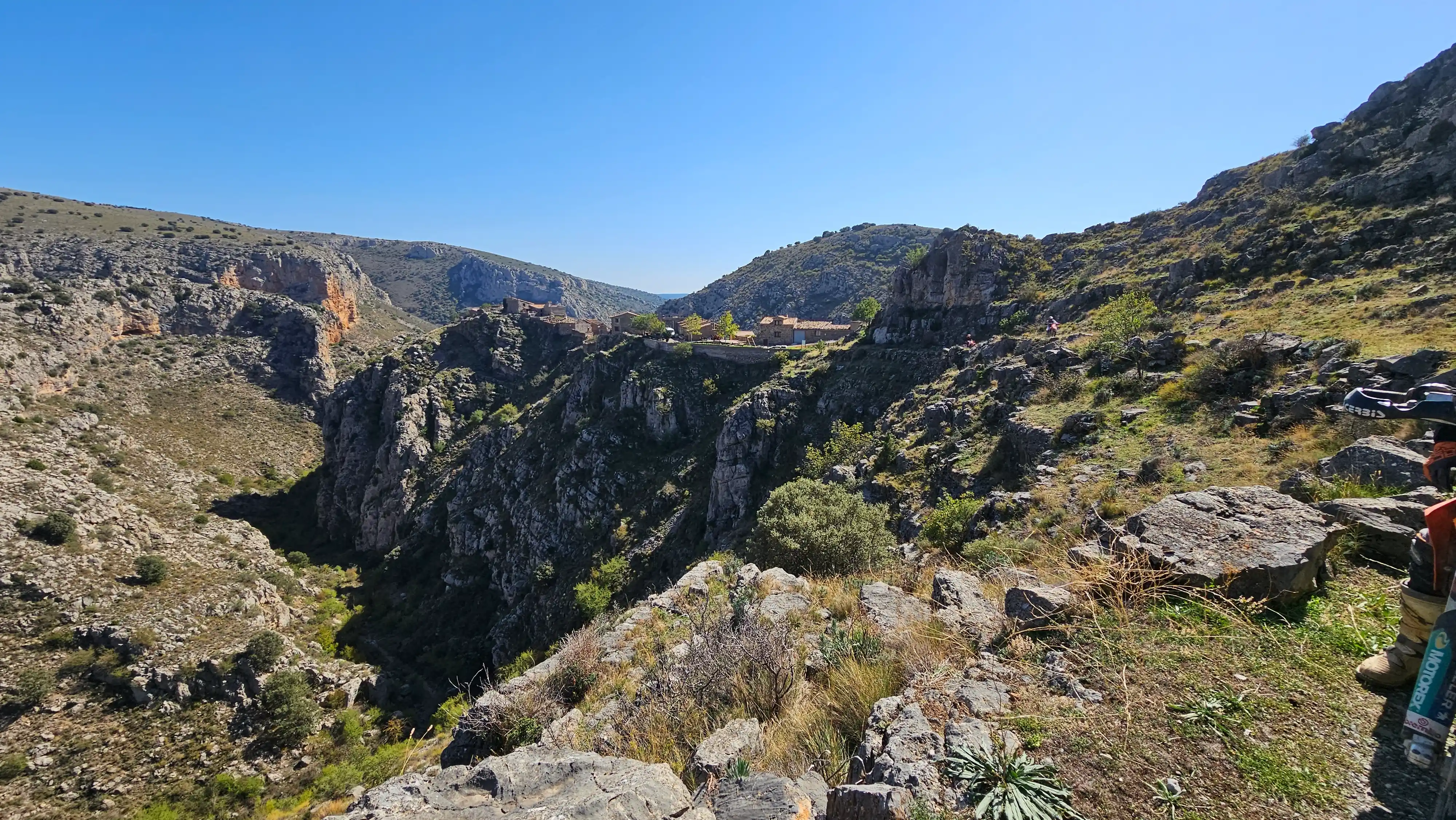 Gorge rocheuse et collines arides sous un ciel bleu