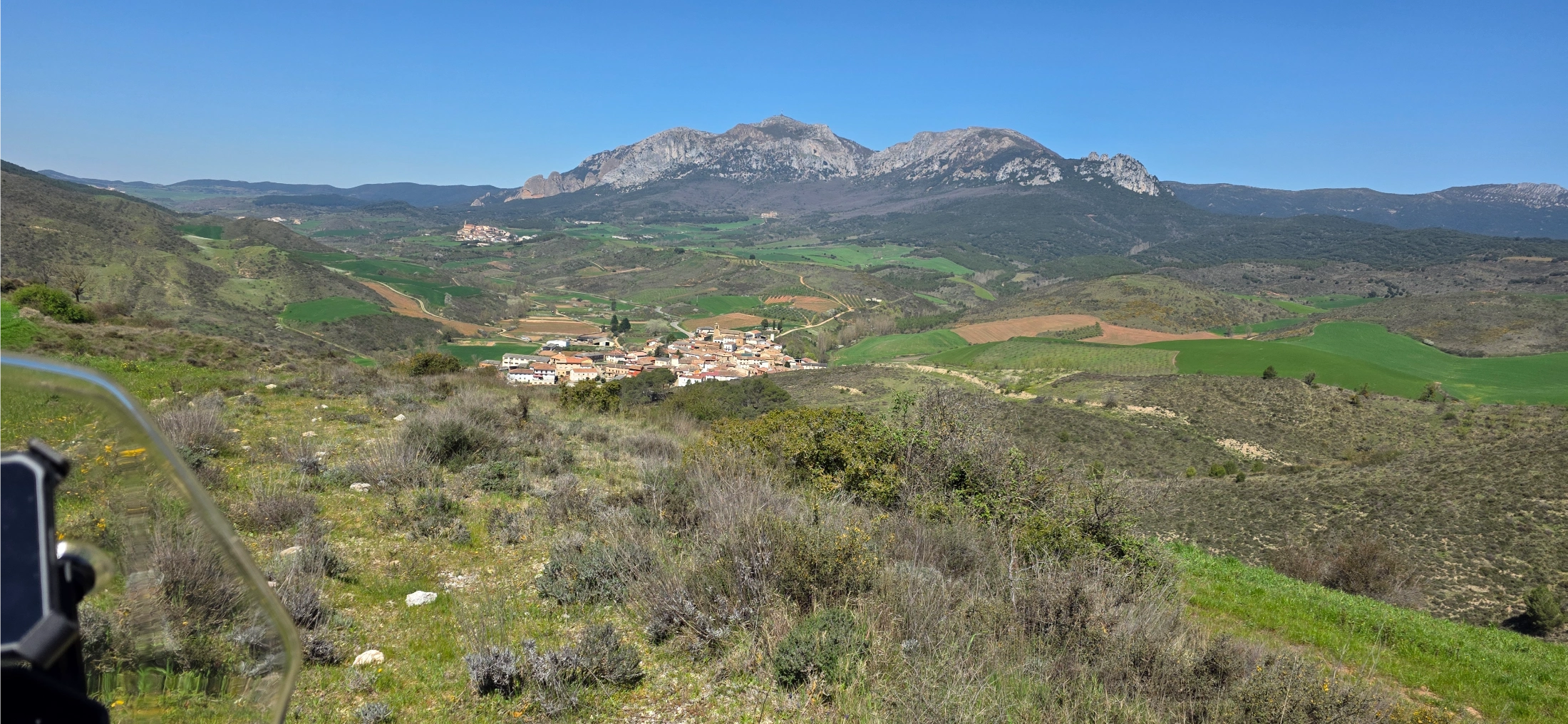 Village au creux d’une vallée au pied d’un massif montagneux
