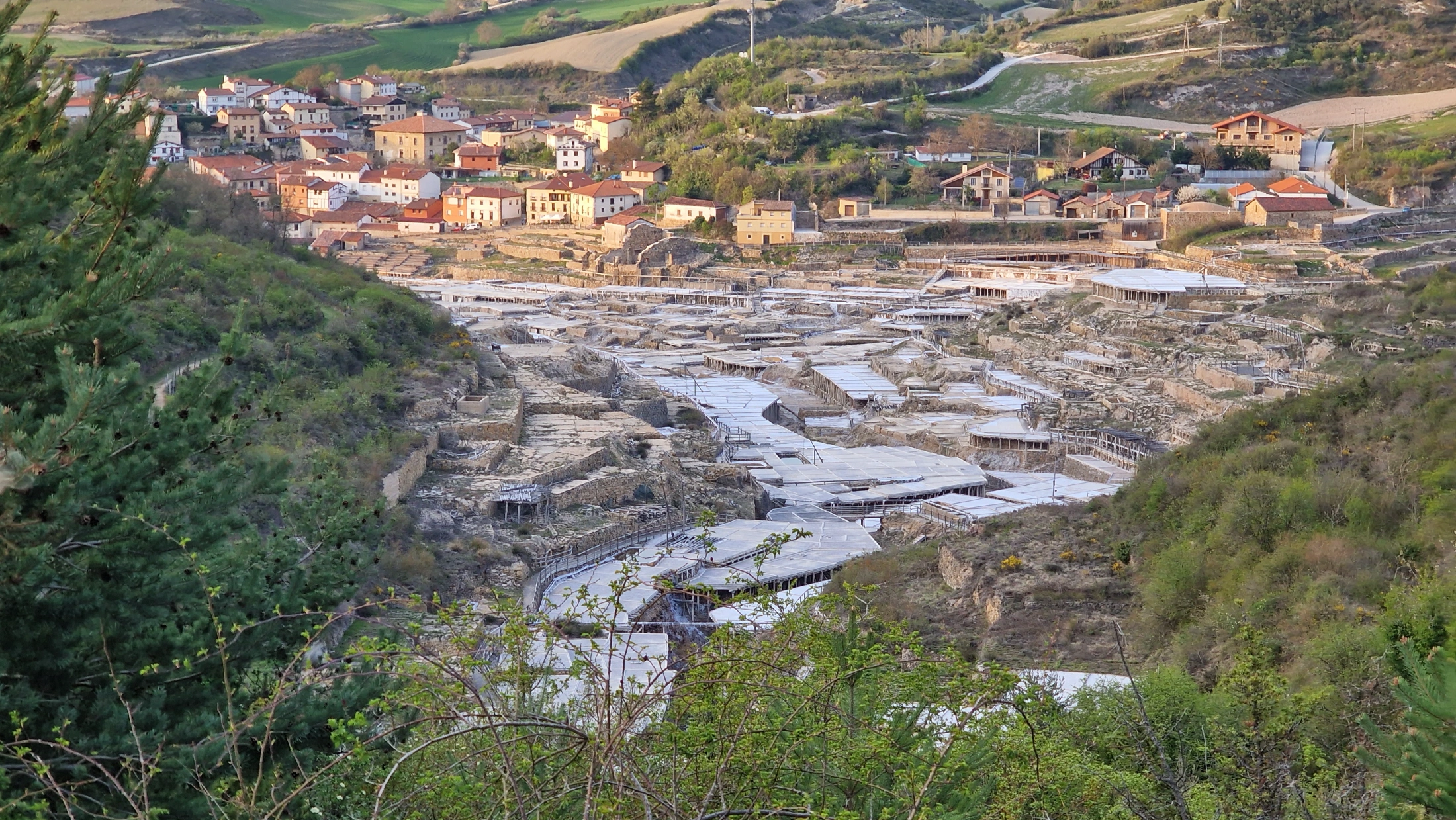 Salines d’Añana et leurs bassins en terrasses au pied du village