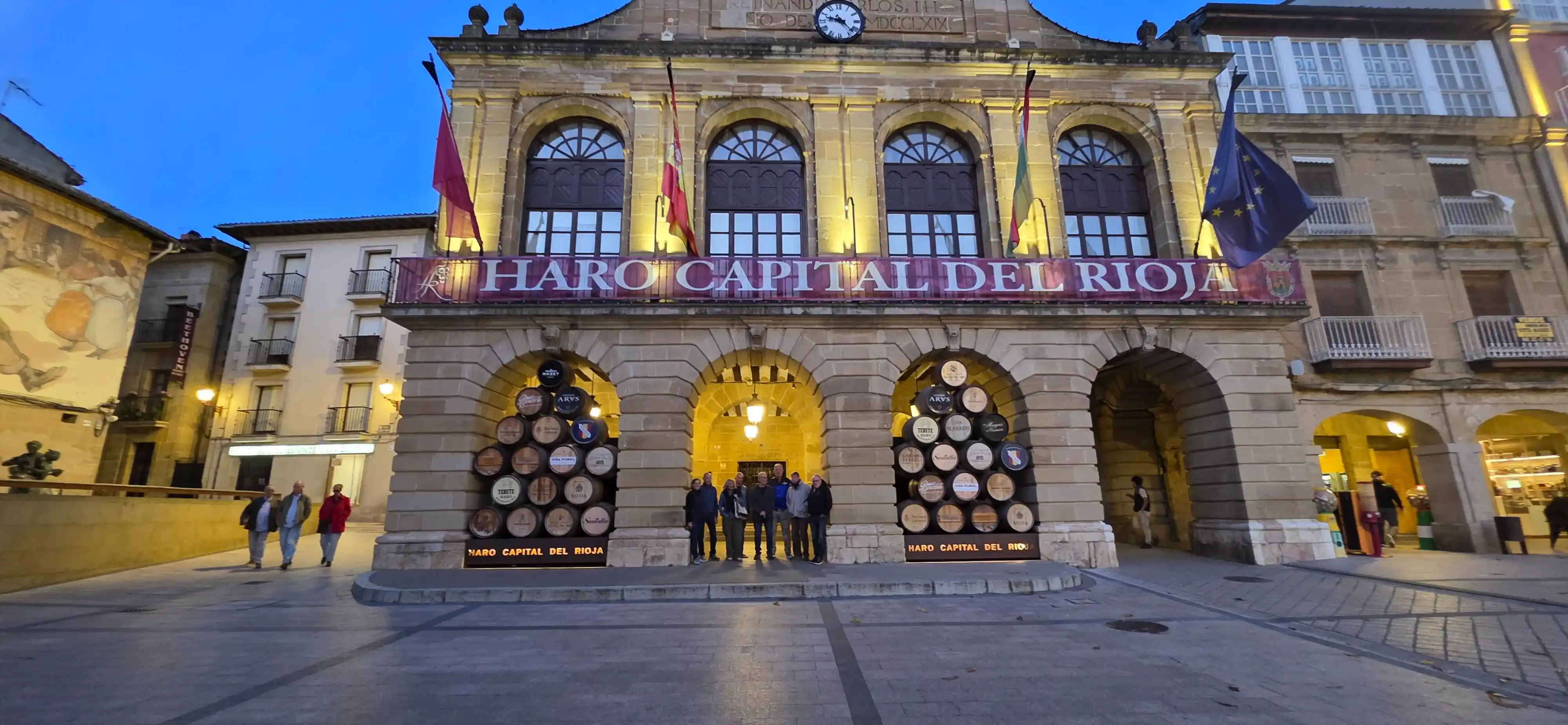 Façade illuminée de Haro, capitale de la Rioja, à la tombée du jour