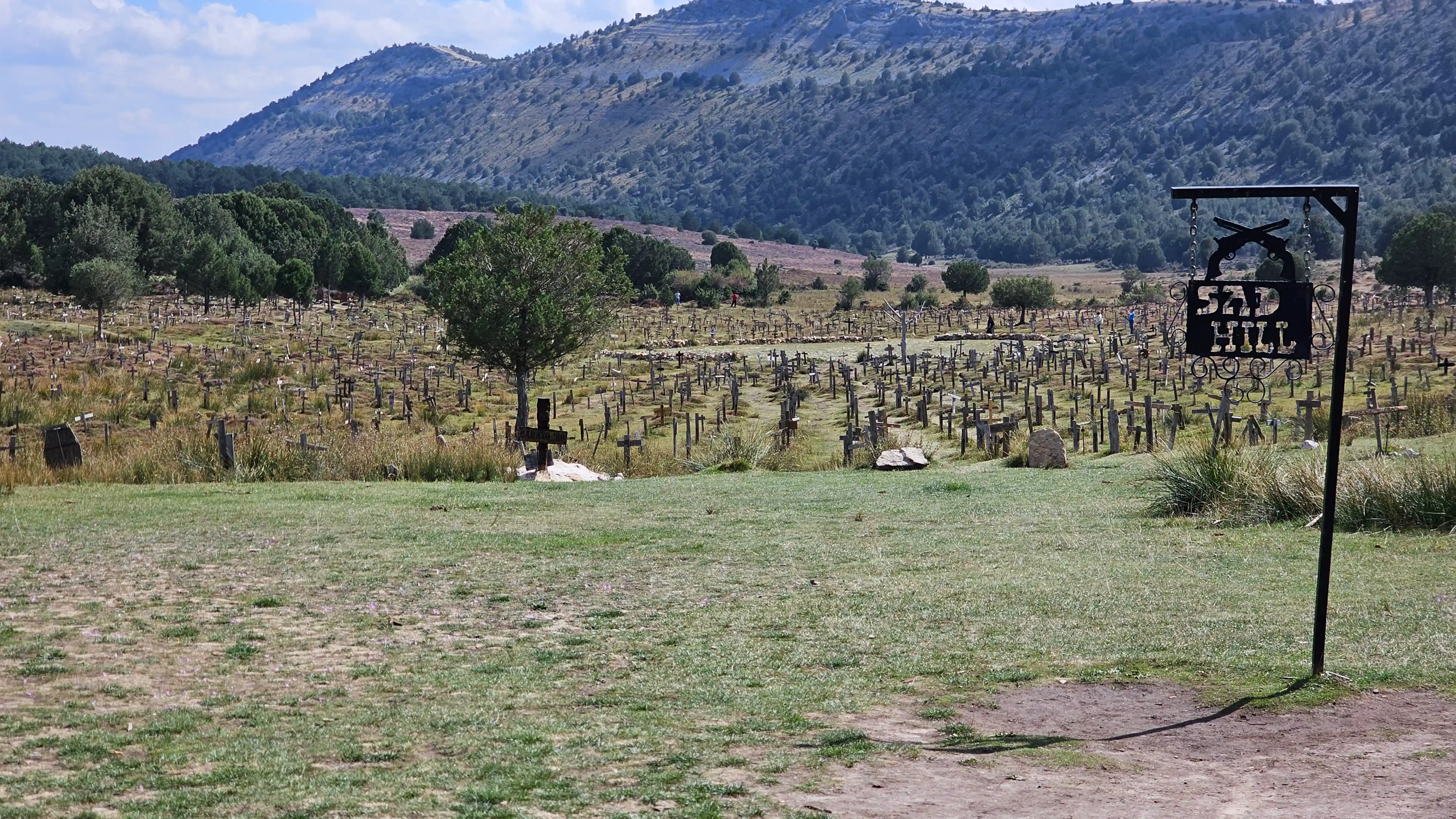 Vignoble au pied des montagnes et enseigne en fer forgé