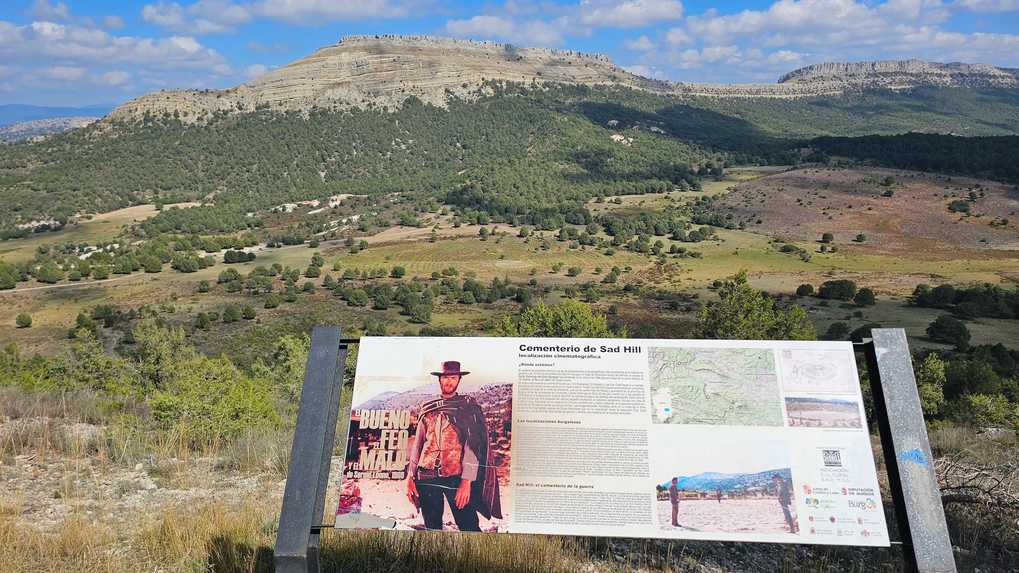 Panneau d’information illustré d’un cow-boy face à une vallée