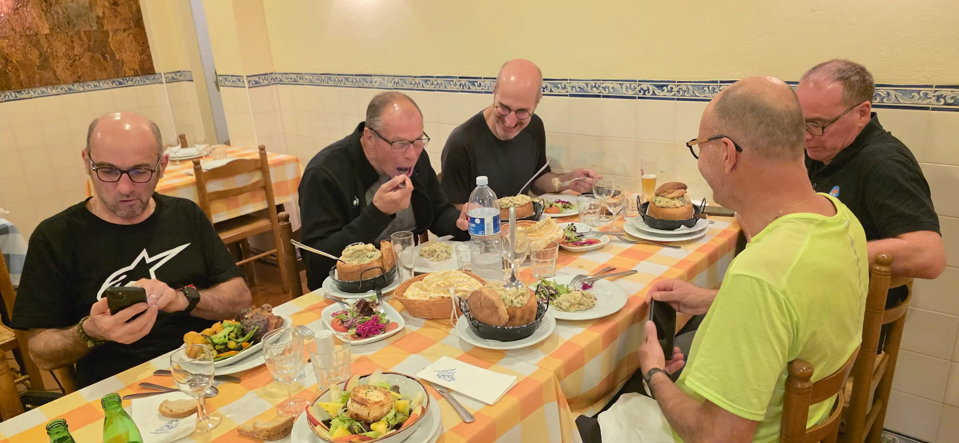 Motards attablés autour d’un repas convivial au restaurant