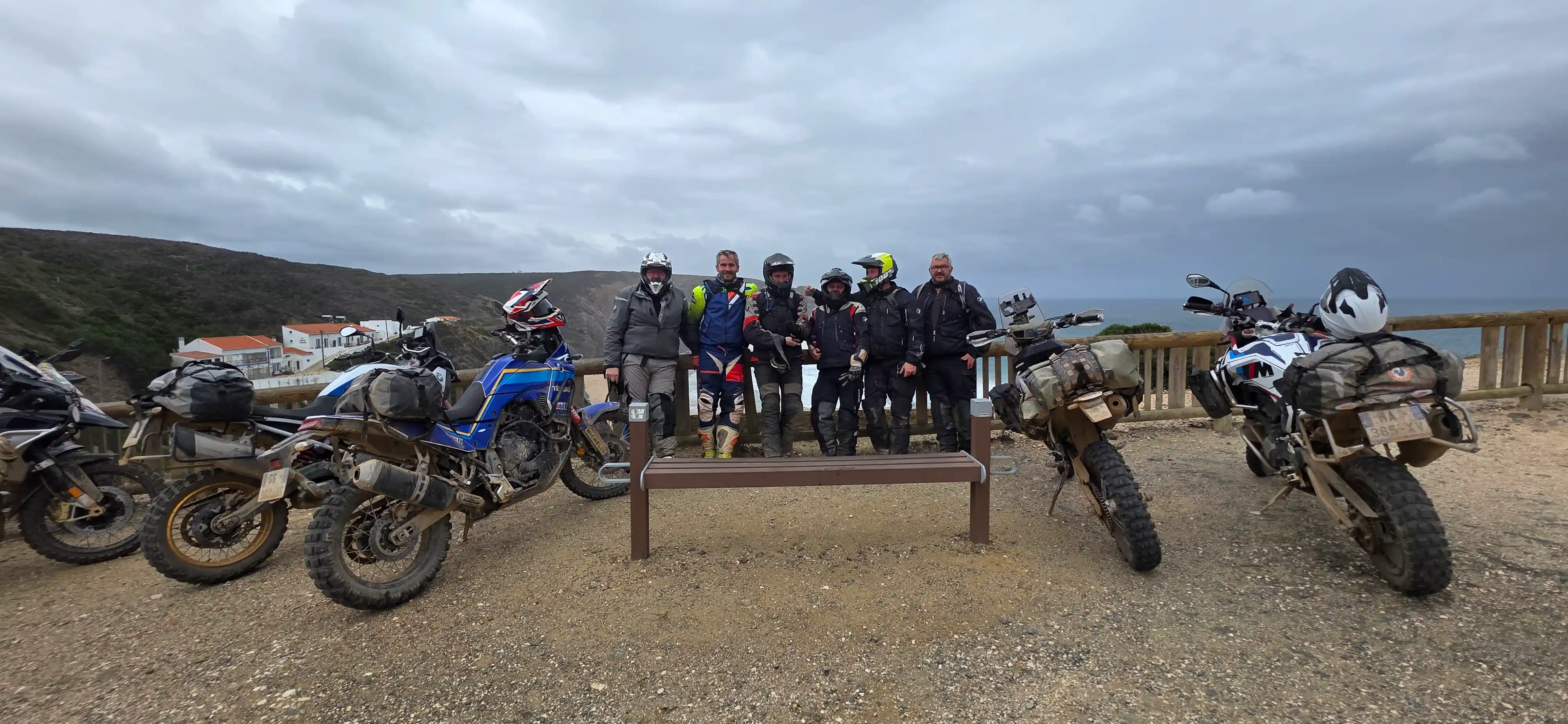 Groupe de motards et motos trail sur un belvédère