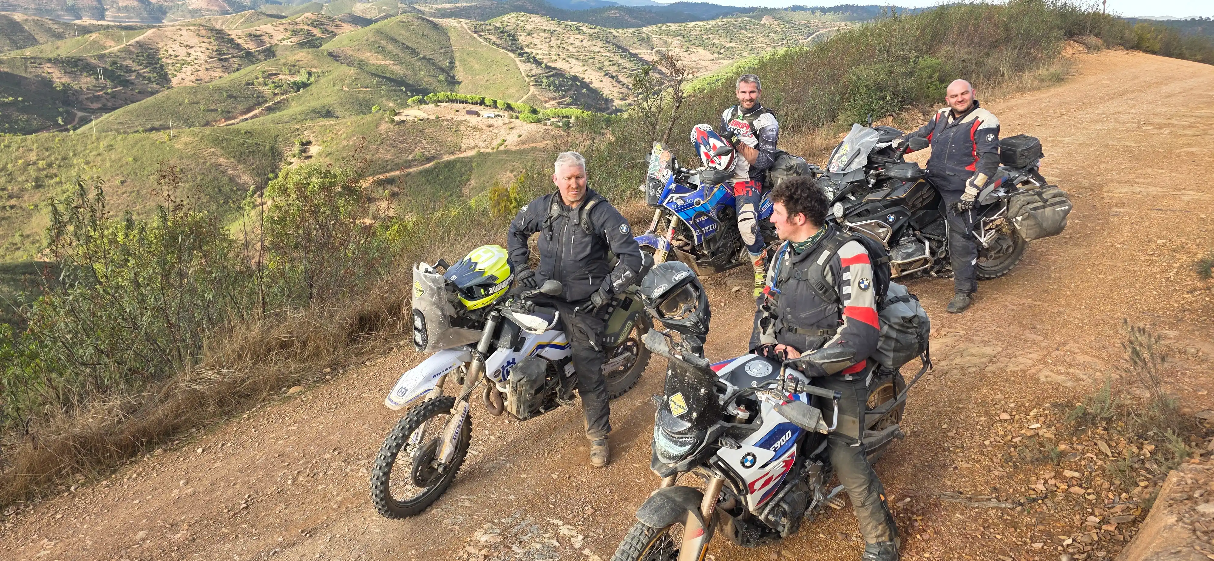Groupe de motards trail sur une piste de crête dans les collines