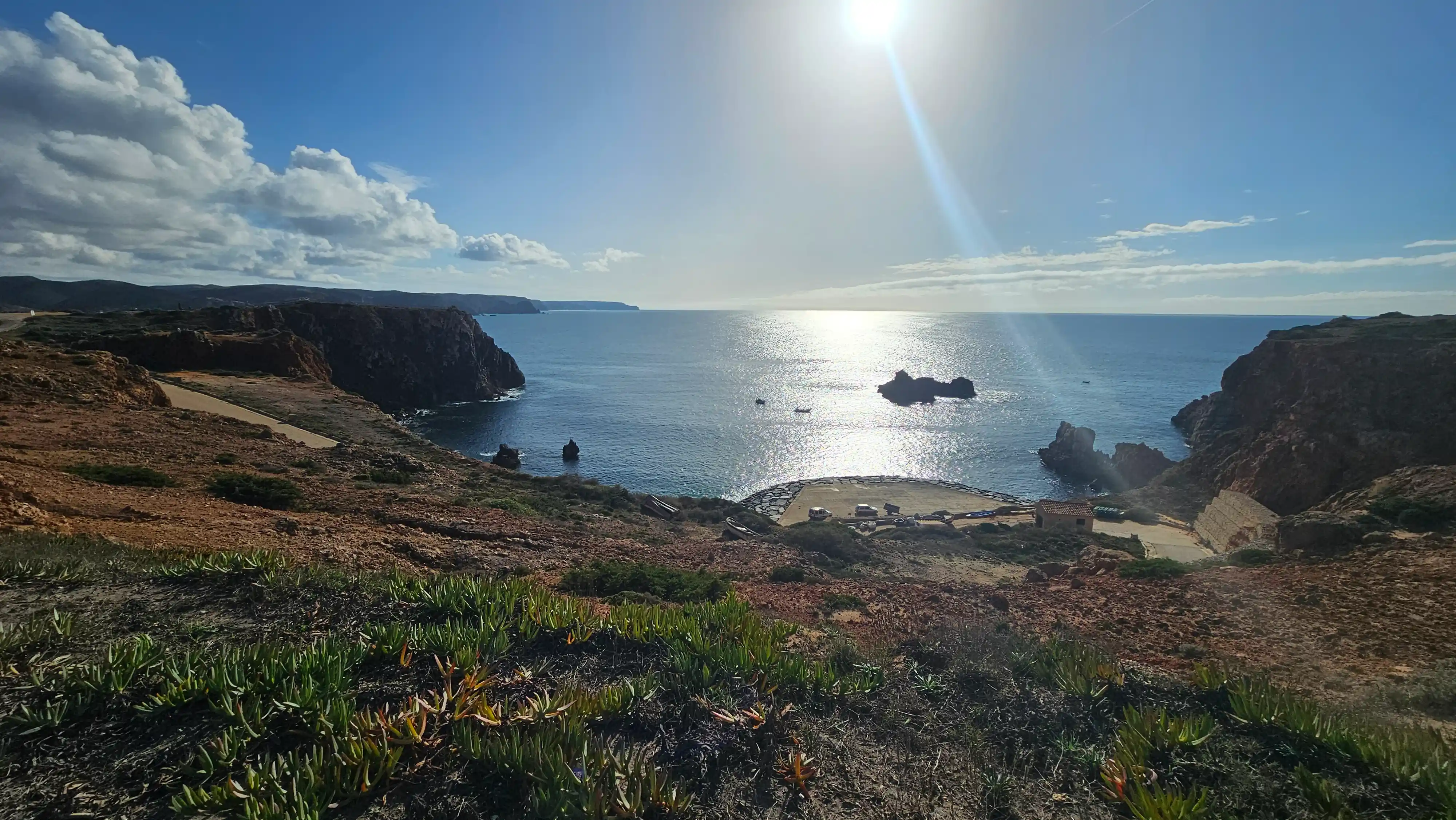 Crique rocheuse et océan au soleil en Algarve