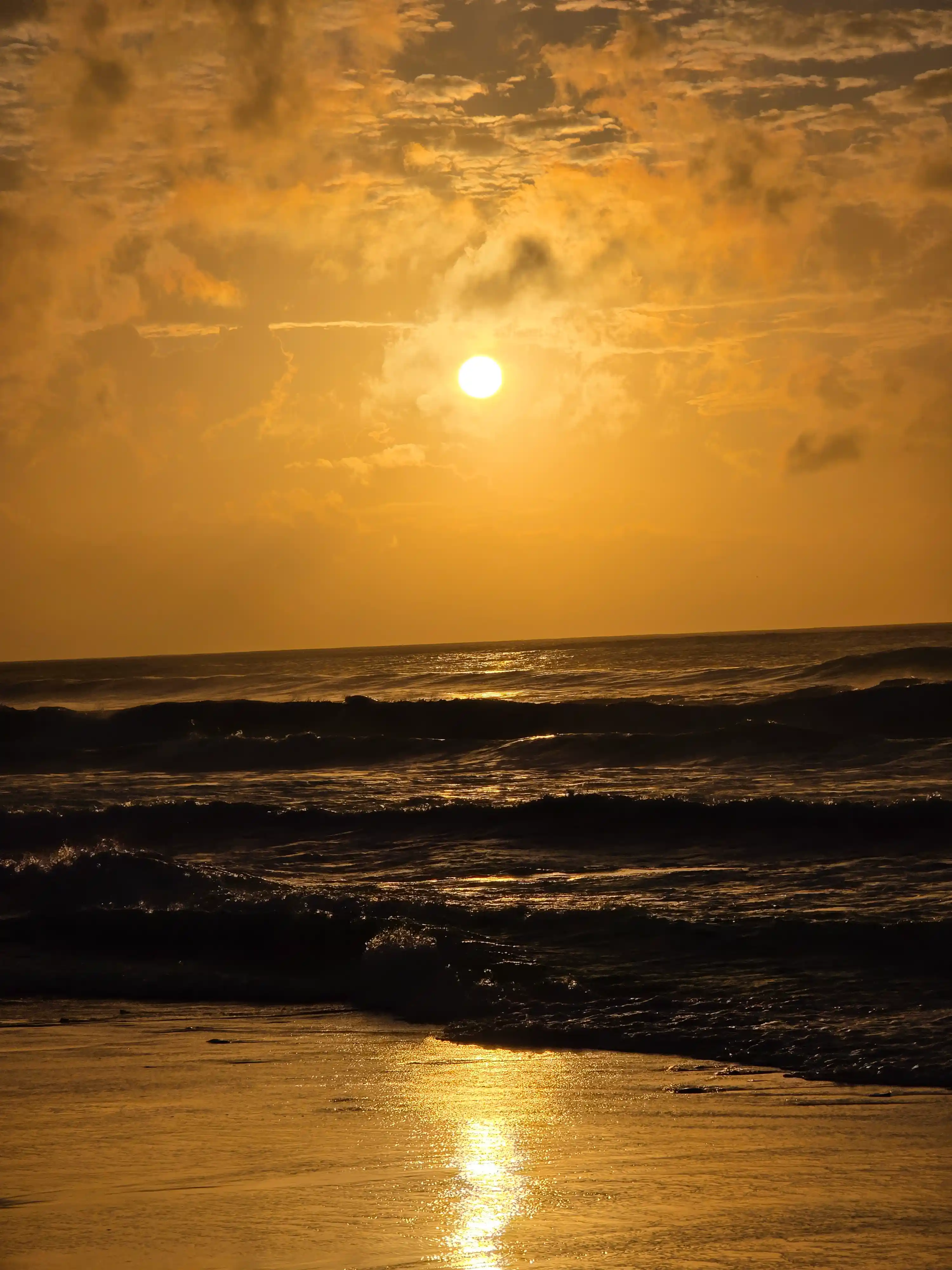 Coucher de soleil orangé sur l’océan et la plage