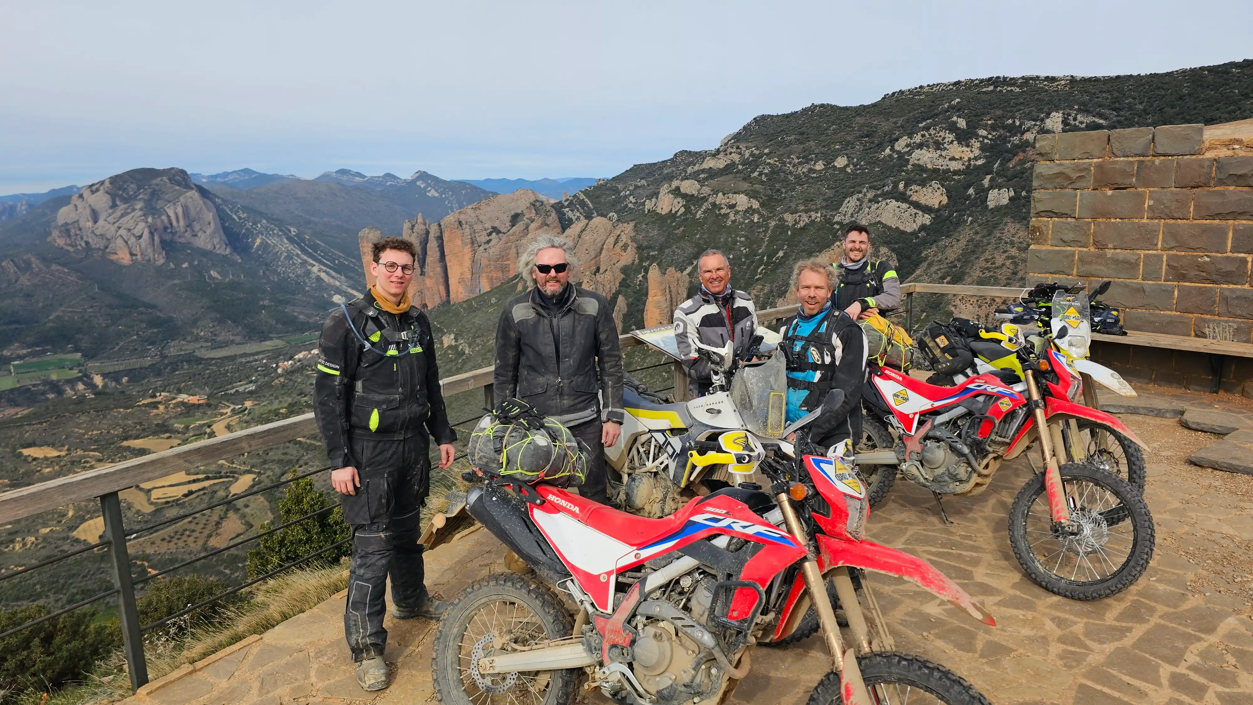 Groupe de motards près de leurs motos sur un belvédère face aux Mallos de Riglos