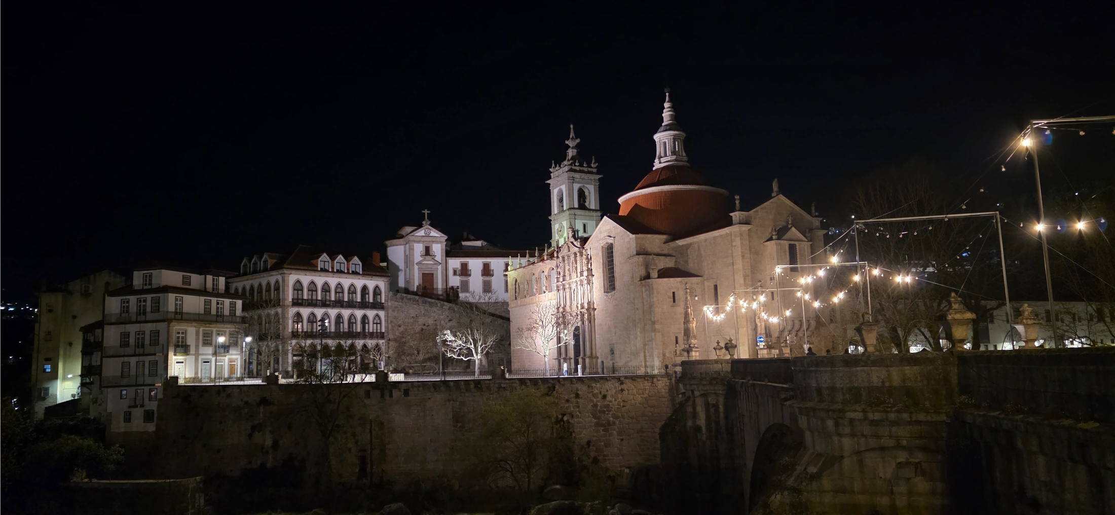Église et façades illuminées d’une ville portugaise de nuit