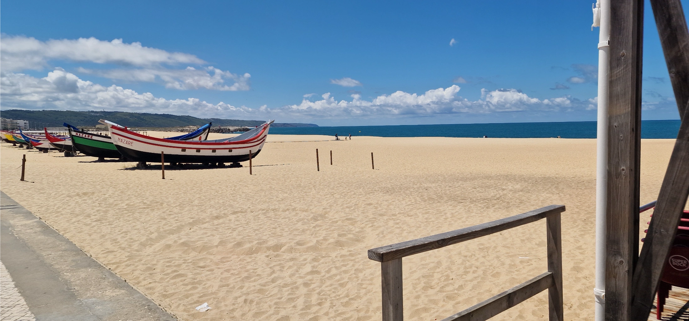 Plage de sable et barques de pêcheurs colorées au Portugal