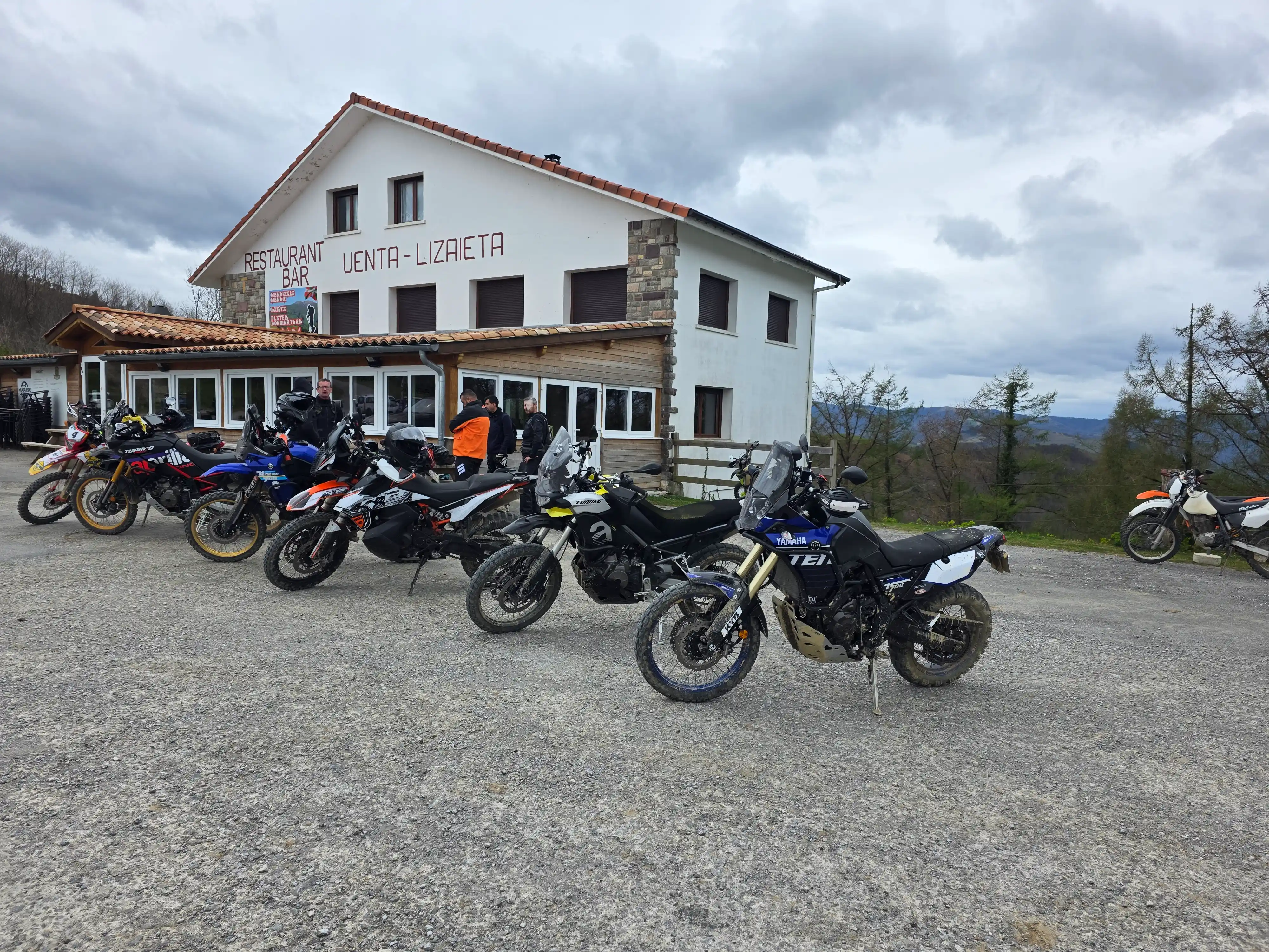 Motos garées devant une auberge de montagne