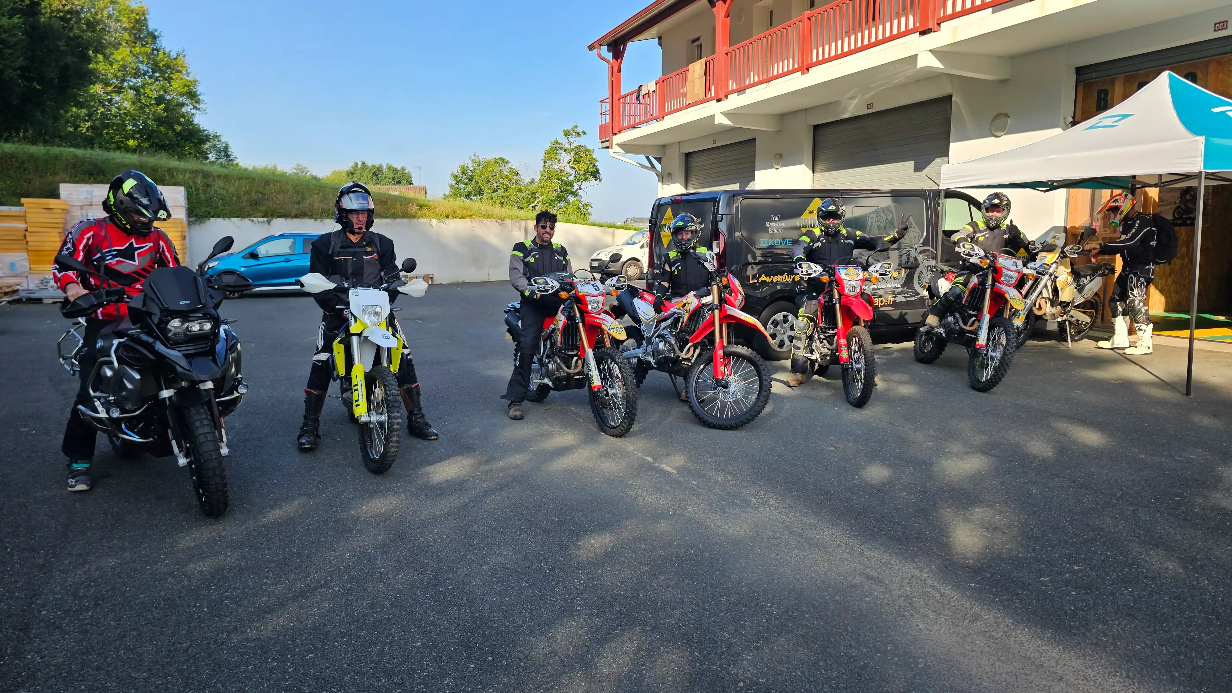 Groupe de motards et motos trail au départ d’un raid encadré