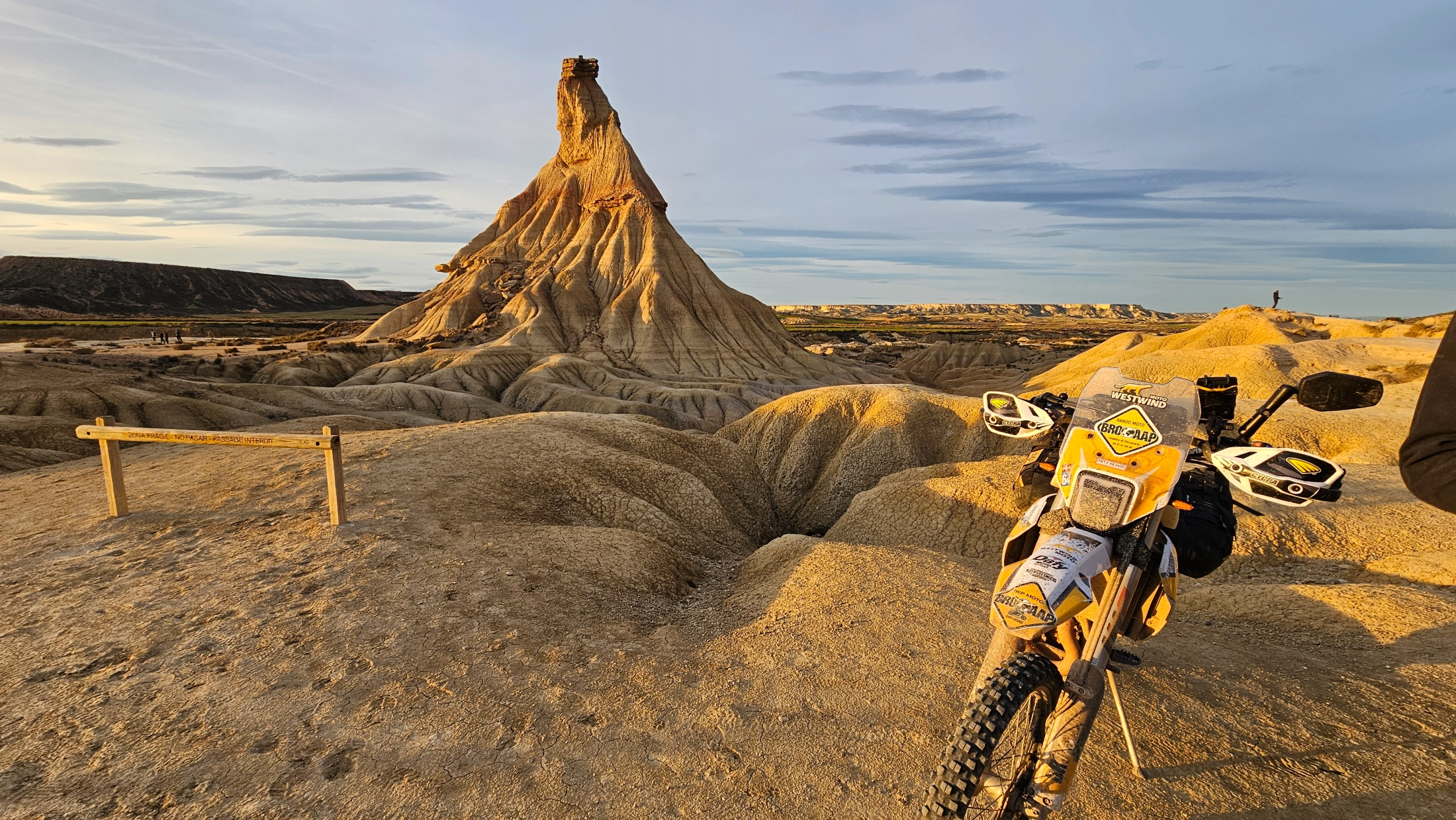 Moto trail garée face à Castildetierra dans les Bardenas Reales