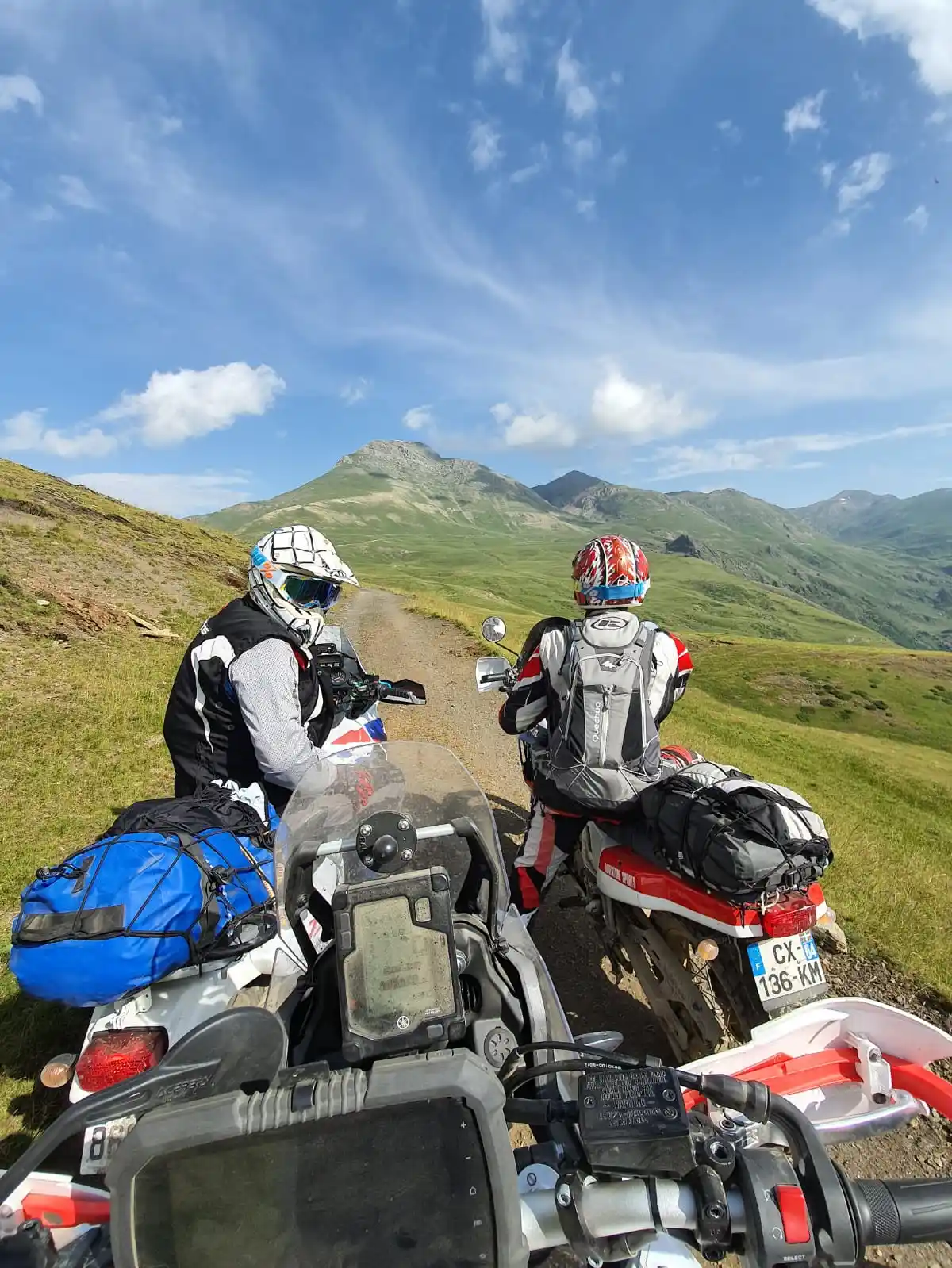 Deux motards trail sur une piste d’alpage dans les Pyrénées