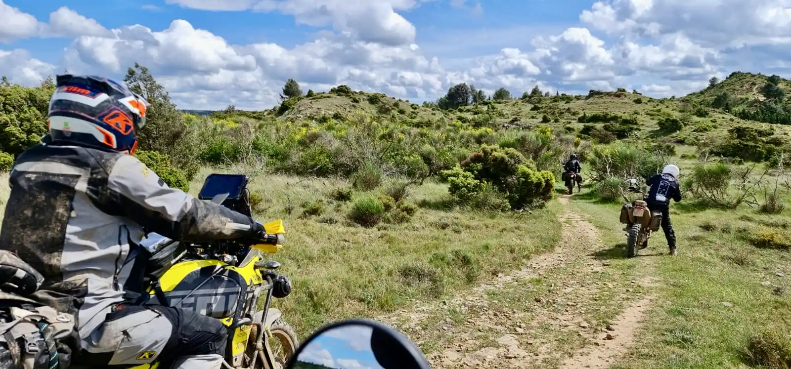 Motards trail sur un chemin herbeux en moyenne montagne