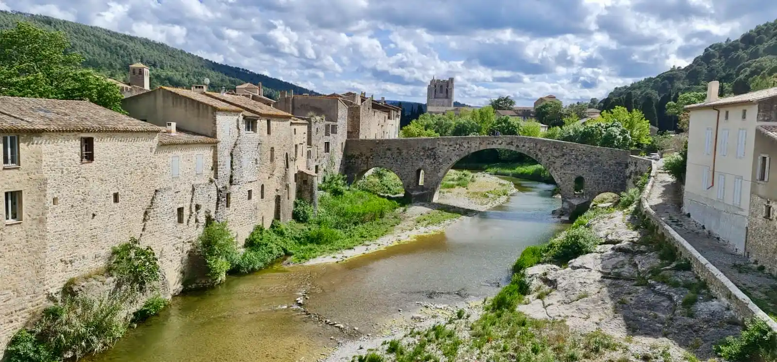 Village médiéval et pont de pierre enjambant une rivière
