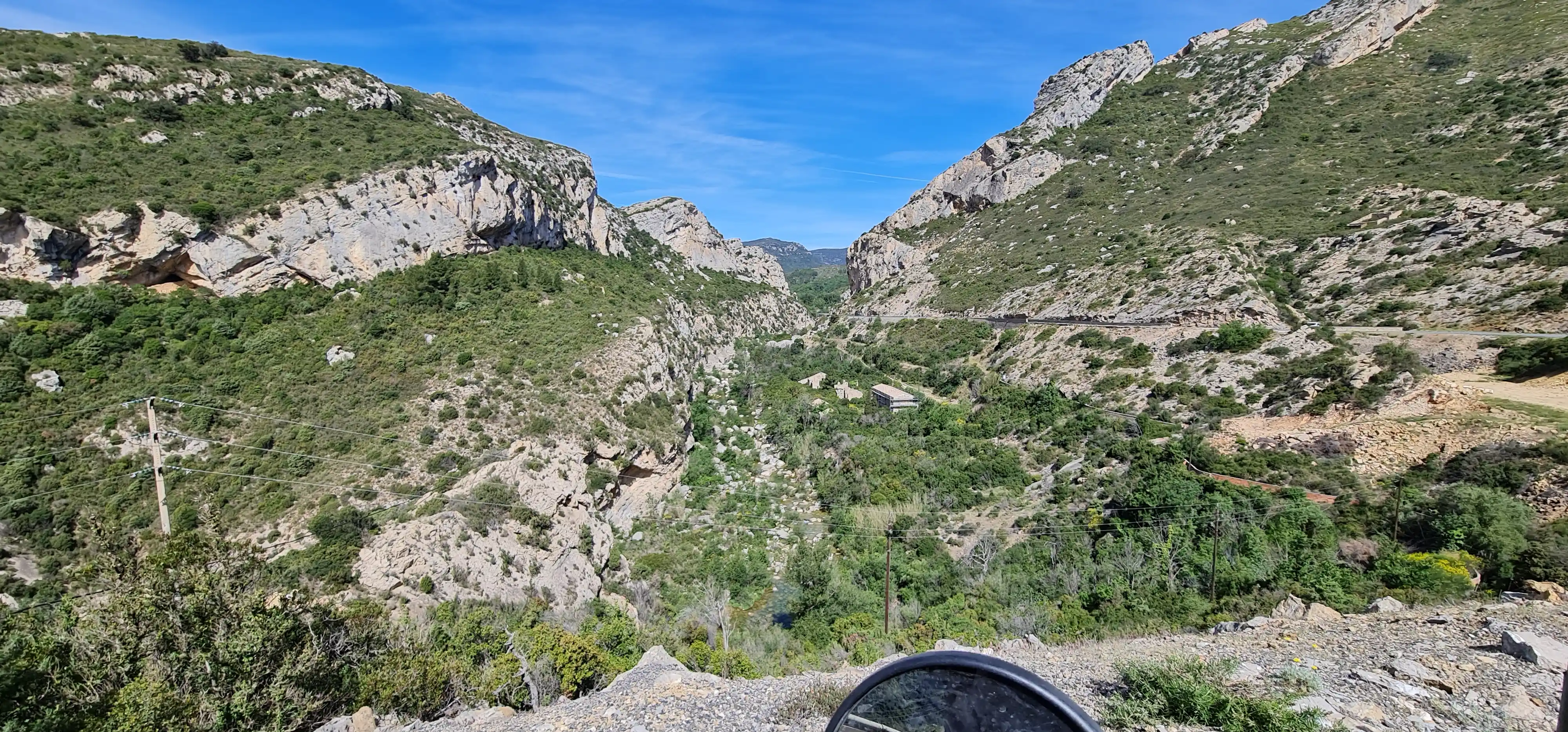 Gorge calcaire verdoyante vue depuis le guidon d’une moto
