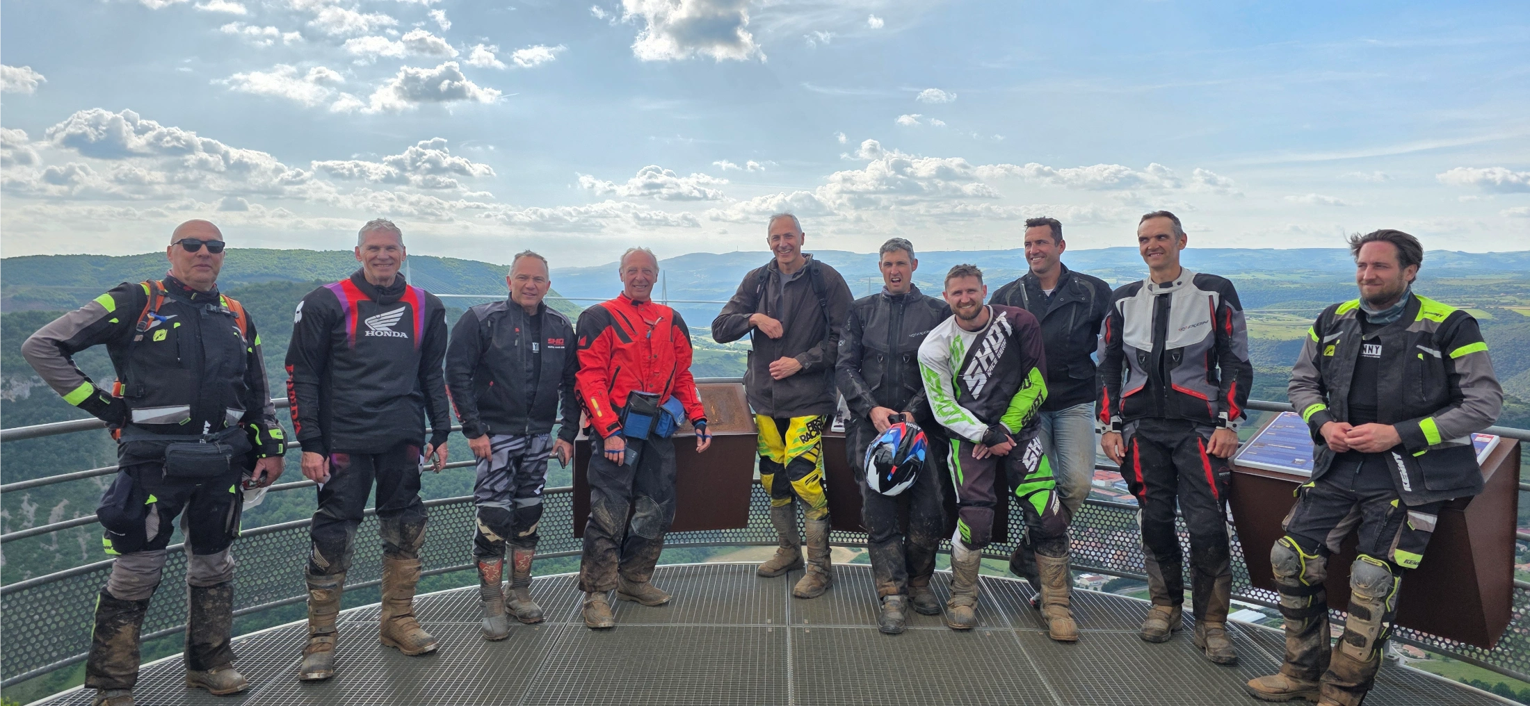 Groupe de motards posant sur un belvédère dans l’Aveyron