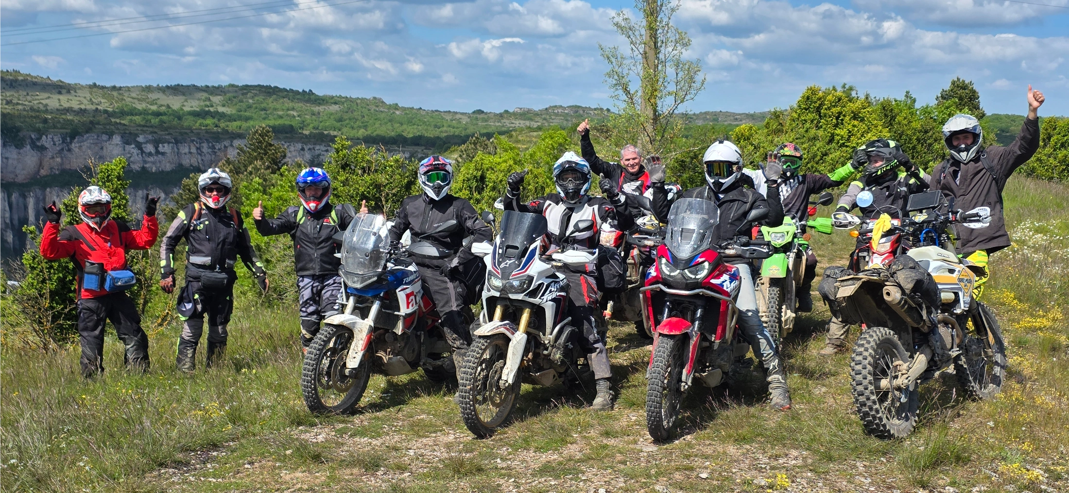 Groupe de motards et motos trail posant au bord d’un causse
