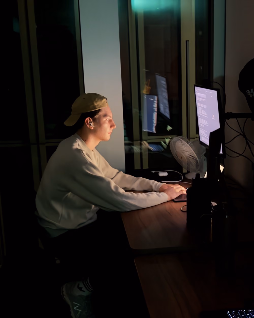 Ruben Boonzaaijer at his desk in the evening