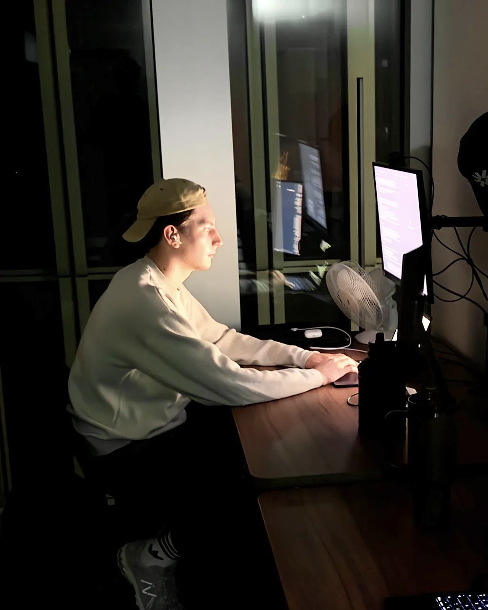 Ruben Boonzaaijer at his desk in the evening