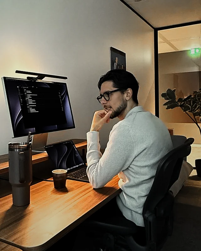 Maurizio Isendoorn at his desk