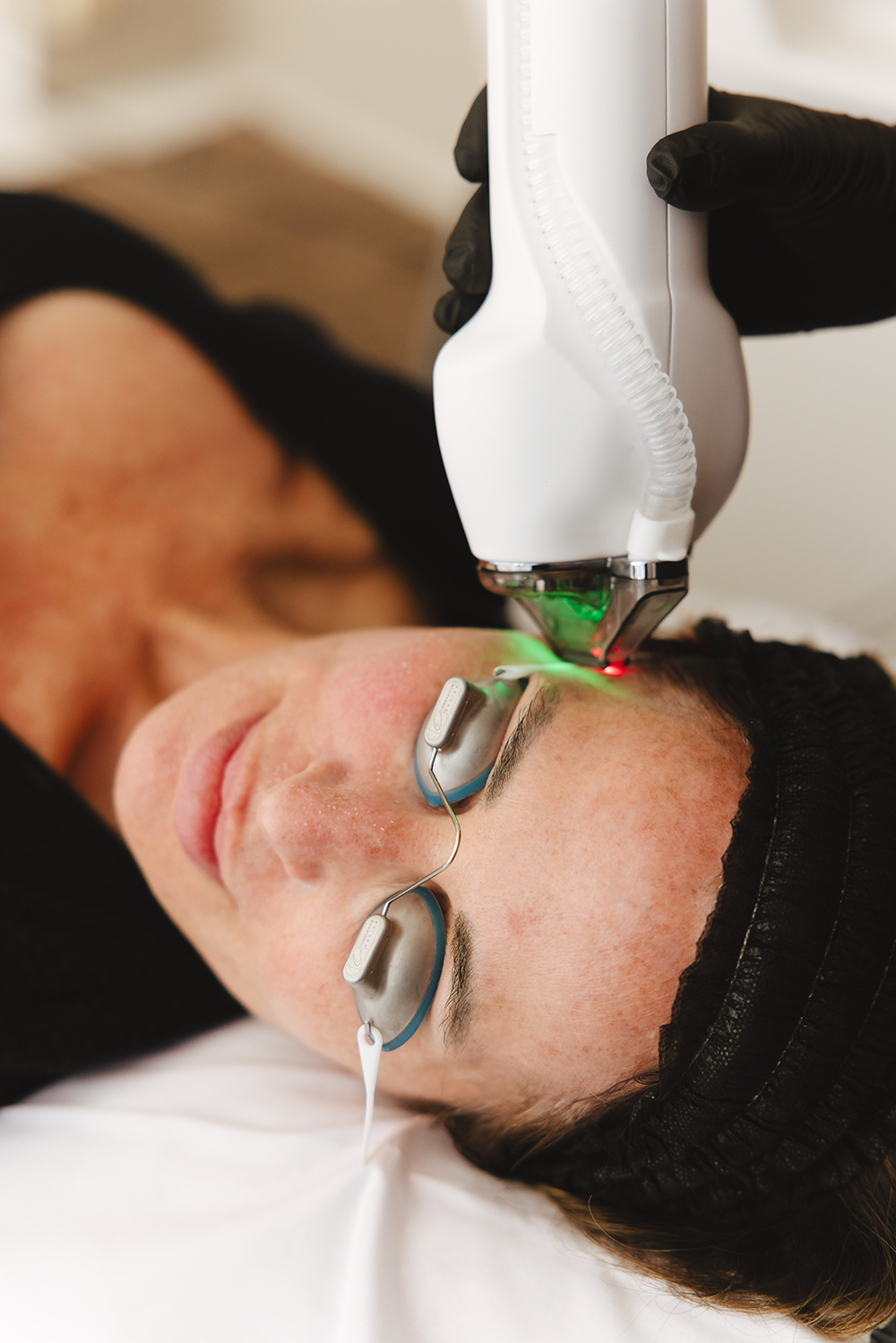 Zabieg laserem HALO TRIBRID w Aestheco Warsaw – dr Pitucha przy urządzeniu