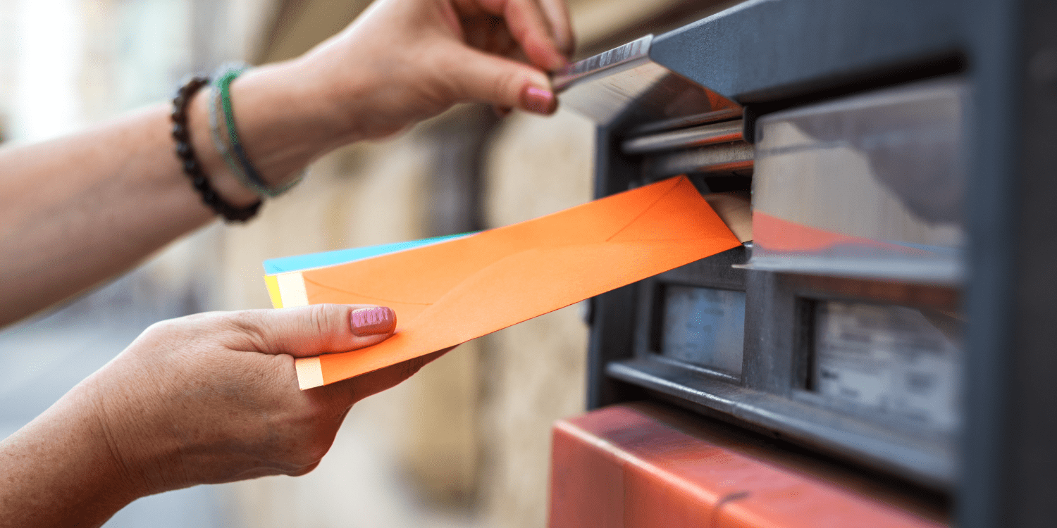 un cliente envía por correo una carta de disputa de informe crediticio después de aprender a hacerlo en el blog de disputas de informes crediticios de Credit.org.