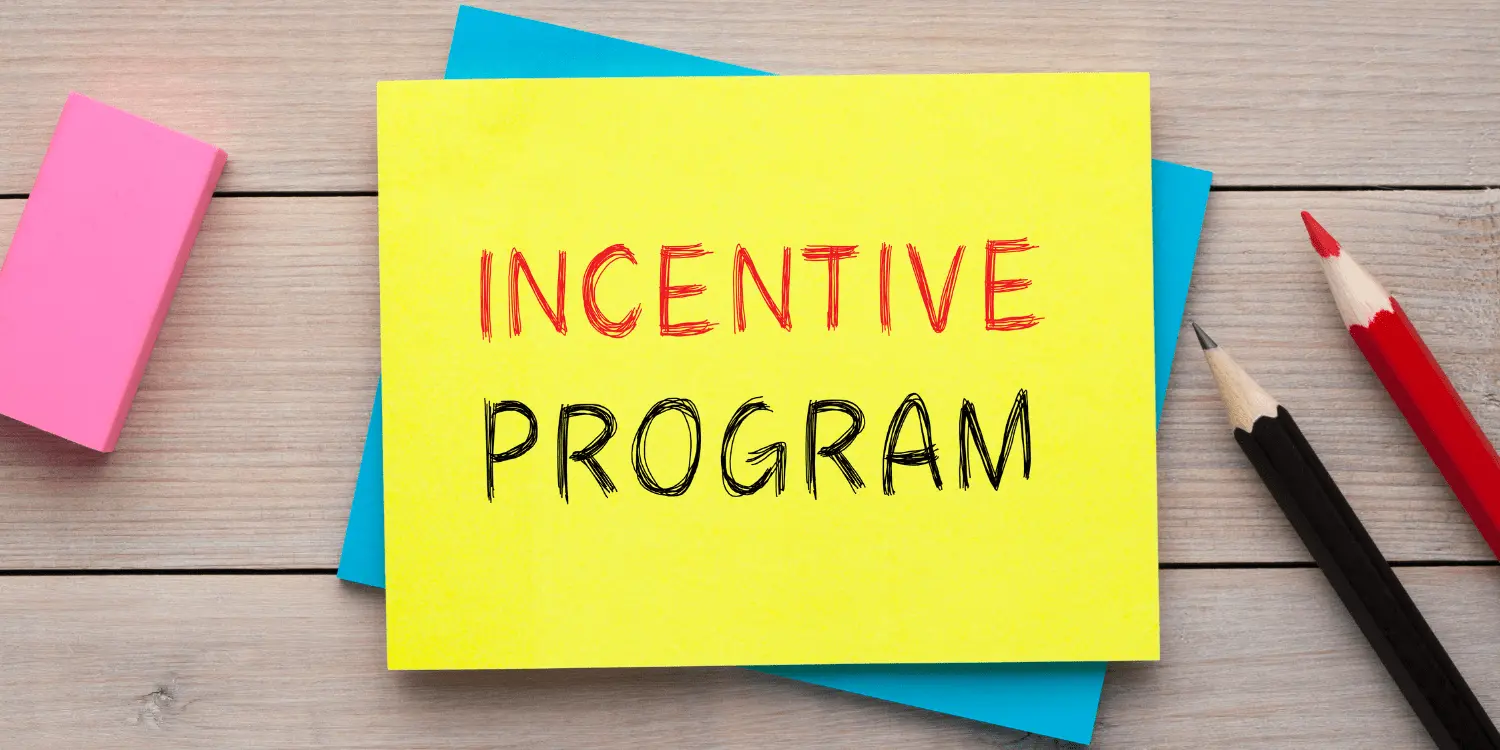 A post-it note with the words "incentive program" for incentives involved in finance.