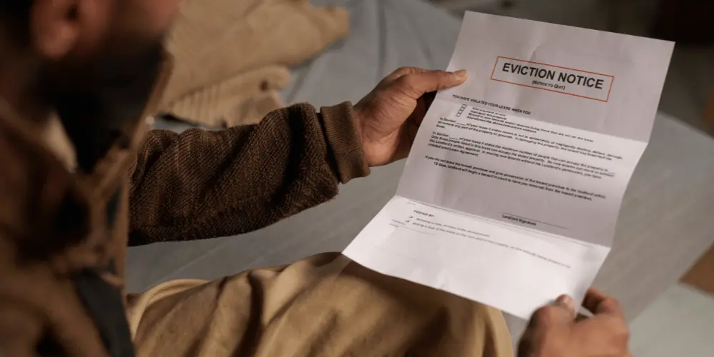 Inquilino que tiene una carta de aviso de desalojo y busca las medidas que debe tomar después de recibirla.