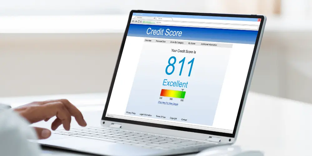 Laptop screen showing excellent 811 credit score—steps renters can take to improve credit while leasing.