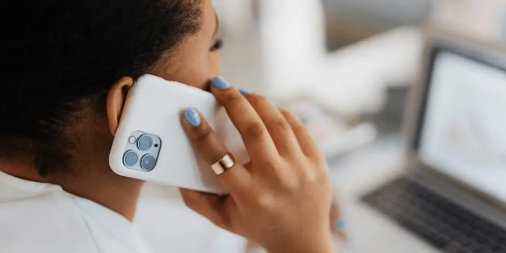 El propietario llama al administrador hipotecario para analizar las opciones de pago durante dificultades financieras.
