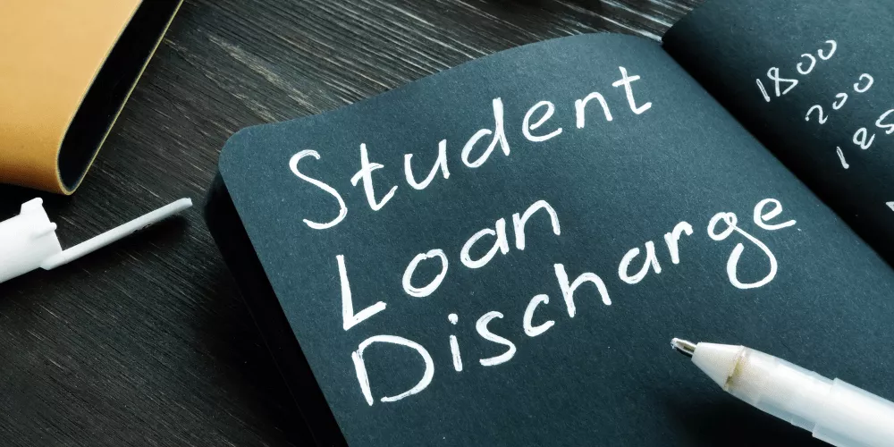 Cuaderno con la inscripción «Cancelación de préstamos estudiantiles», en el que se destacan las opciones para eliminar la deuda de préstamos estudiantiles en caso de quiebra en 2025.