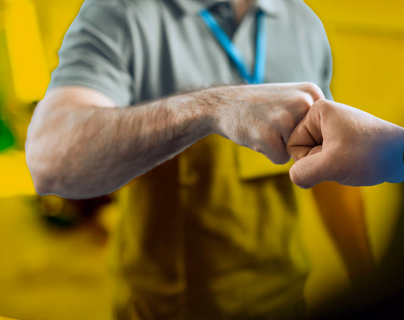 Zwei Männer geben sich zur Begrüßung einen Fist-Bump