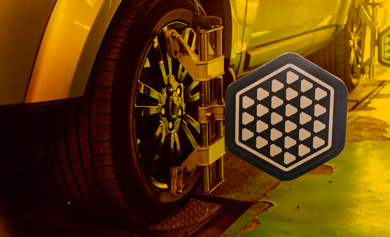 Nahaufnahme eines Radaufnehmers an einem Auto für die Kalibrierung des Fahrerassistenzsystems (FAS).