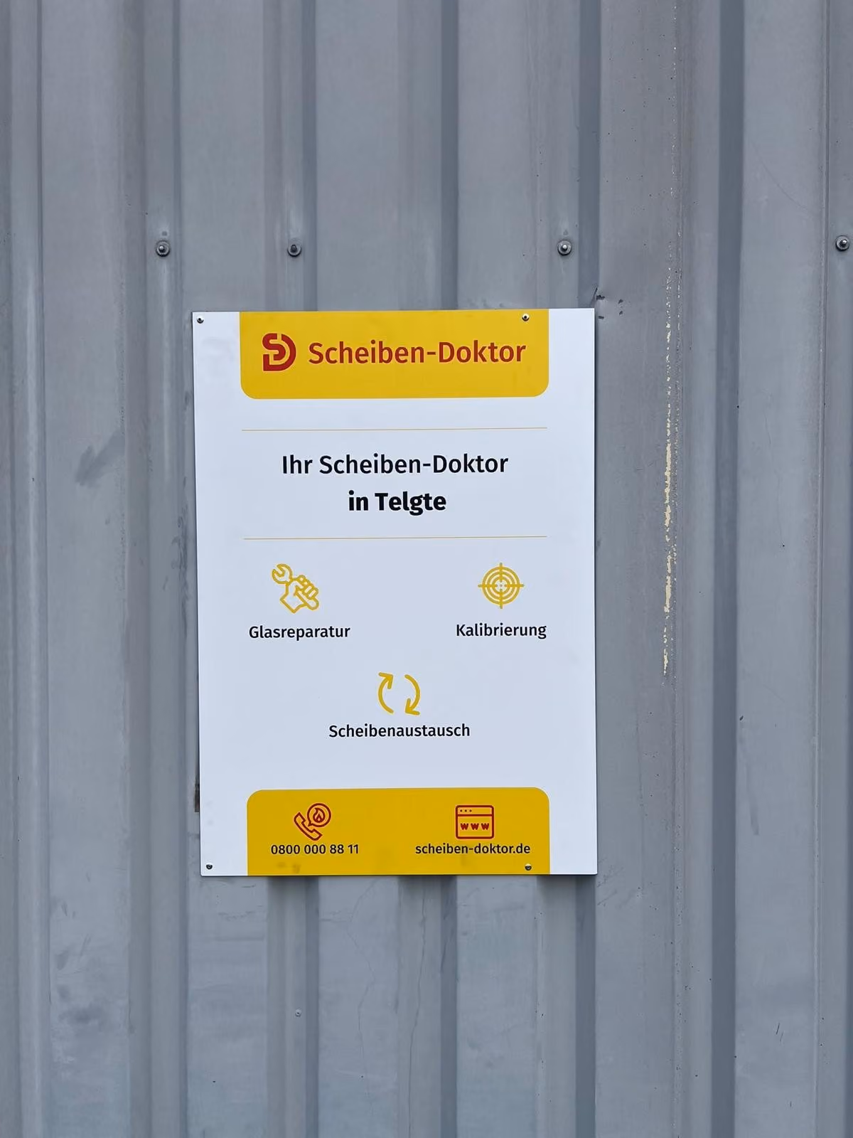 Schild „Ihr Scheiben-Doktor in Telgte“ mit Glasreparatur, Kalibrierung und Scheibenaustausch