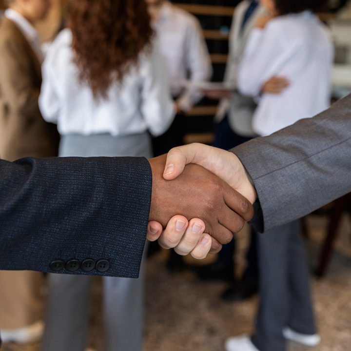 Chica desarrolladora, representando talento IT y staffing para formar equipos tecnológicos.