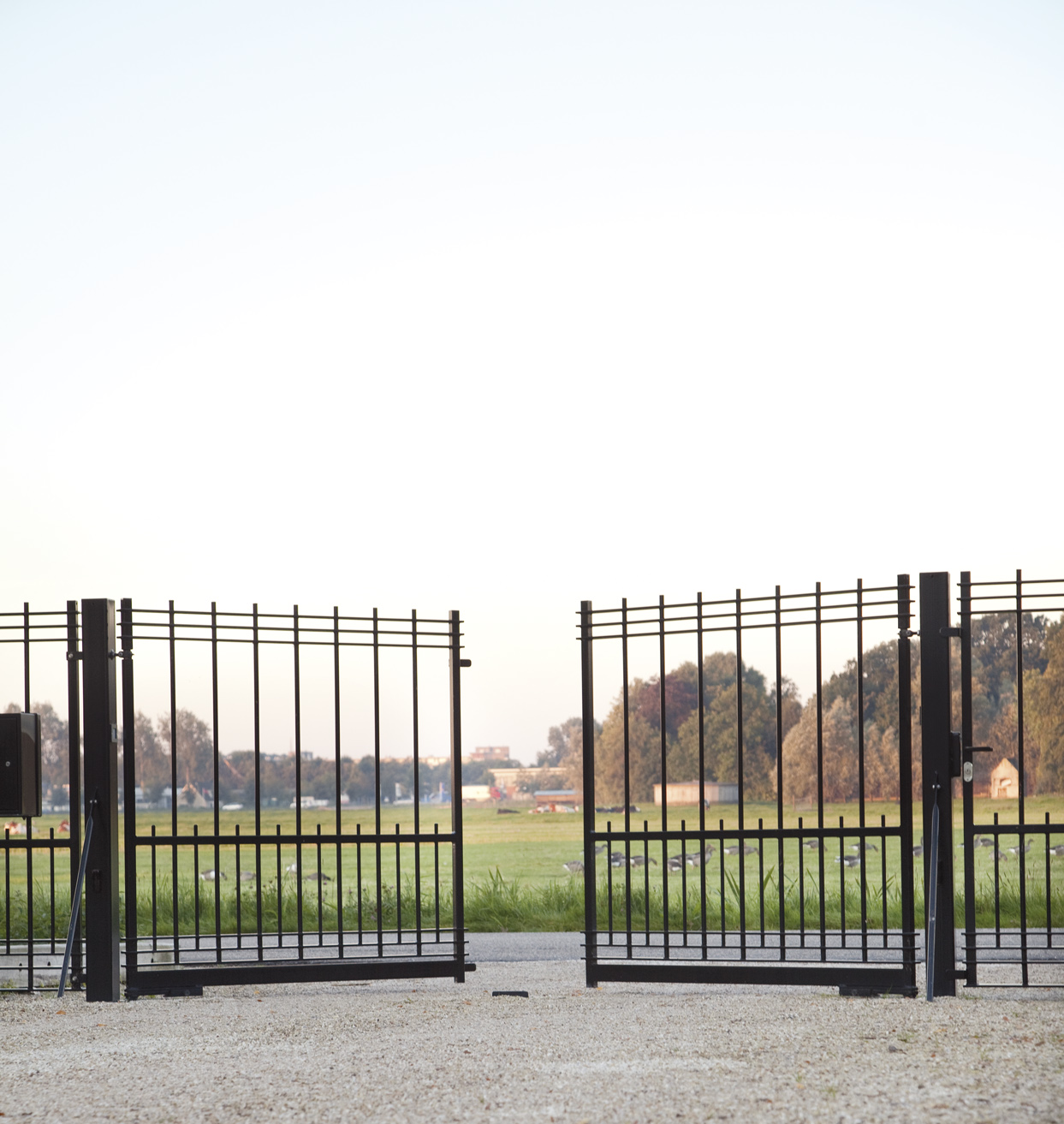 Automatische aandrijving geïnstalleerd voor bestaande draaipoort