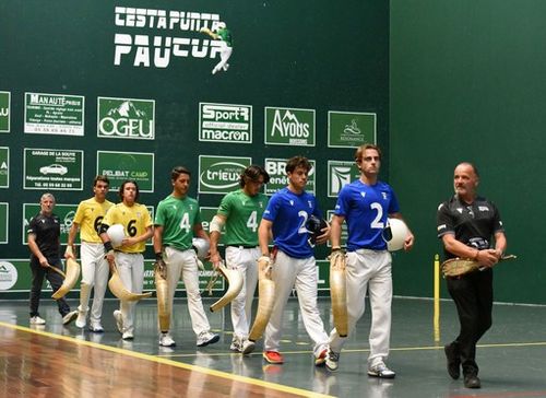 L'entrée des jeuens de la quiéniela (photos Raymond Cazadebat)