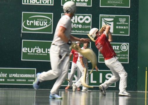 Erkiaga a fait du Erkiaga pour éviter le piège. (Photo Raymond Cazadebat)